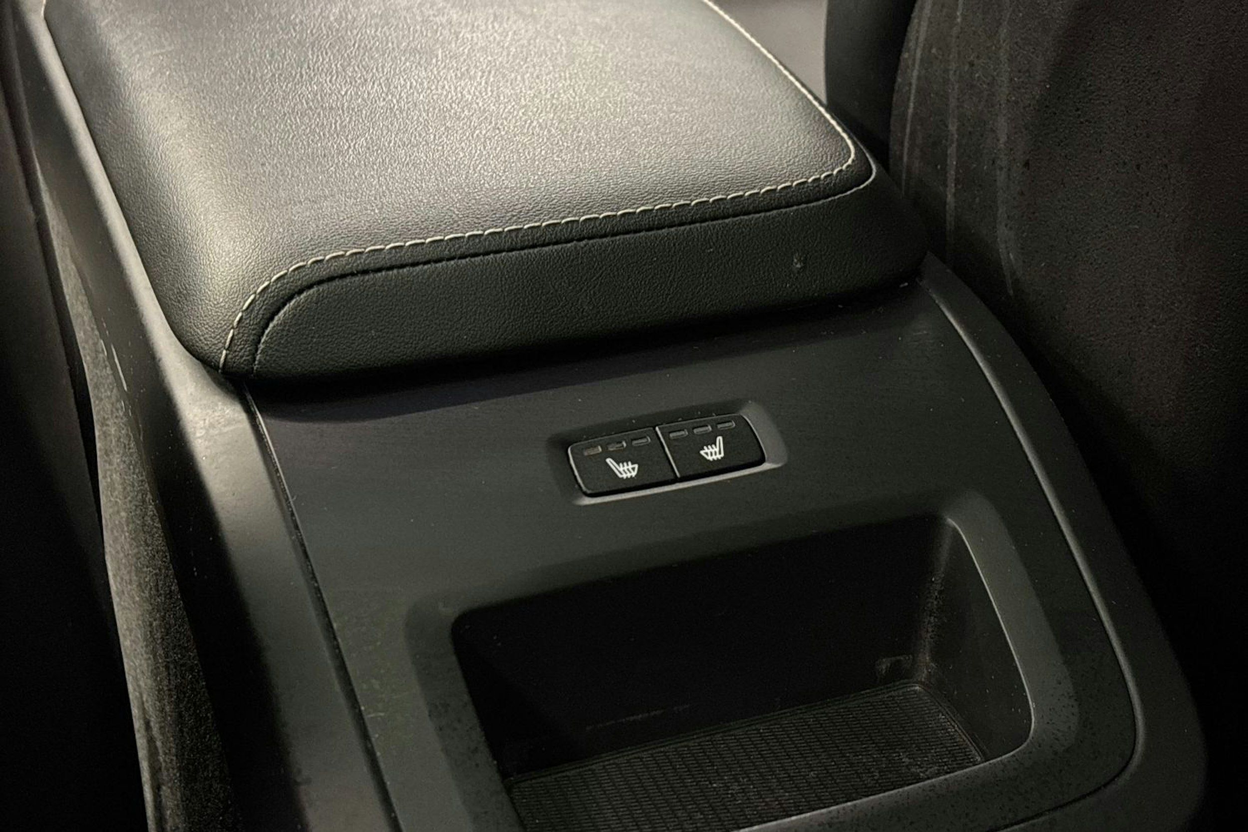 musta Volvo XC60 2021 kuva 18.