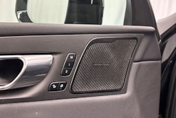 musta Volvo XC60 2021 kuva 19.