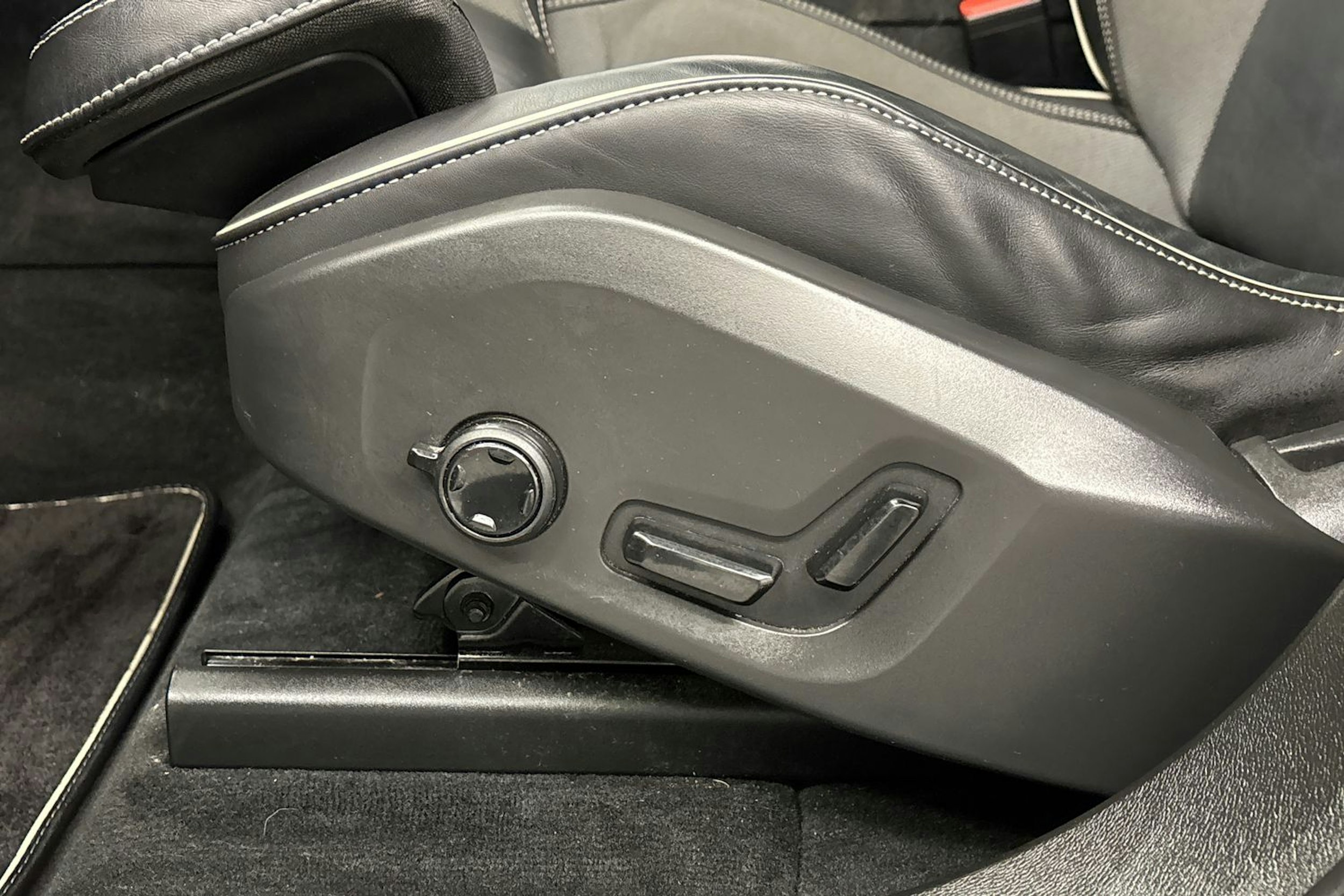 musta Volvo XC60 2021 kuva 21.