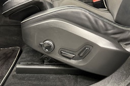 musta Volvo XC60 2021 kuva 21.