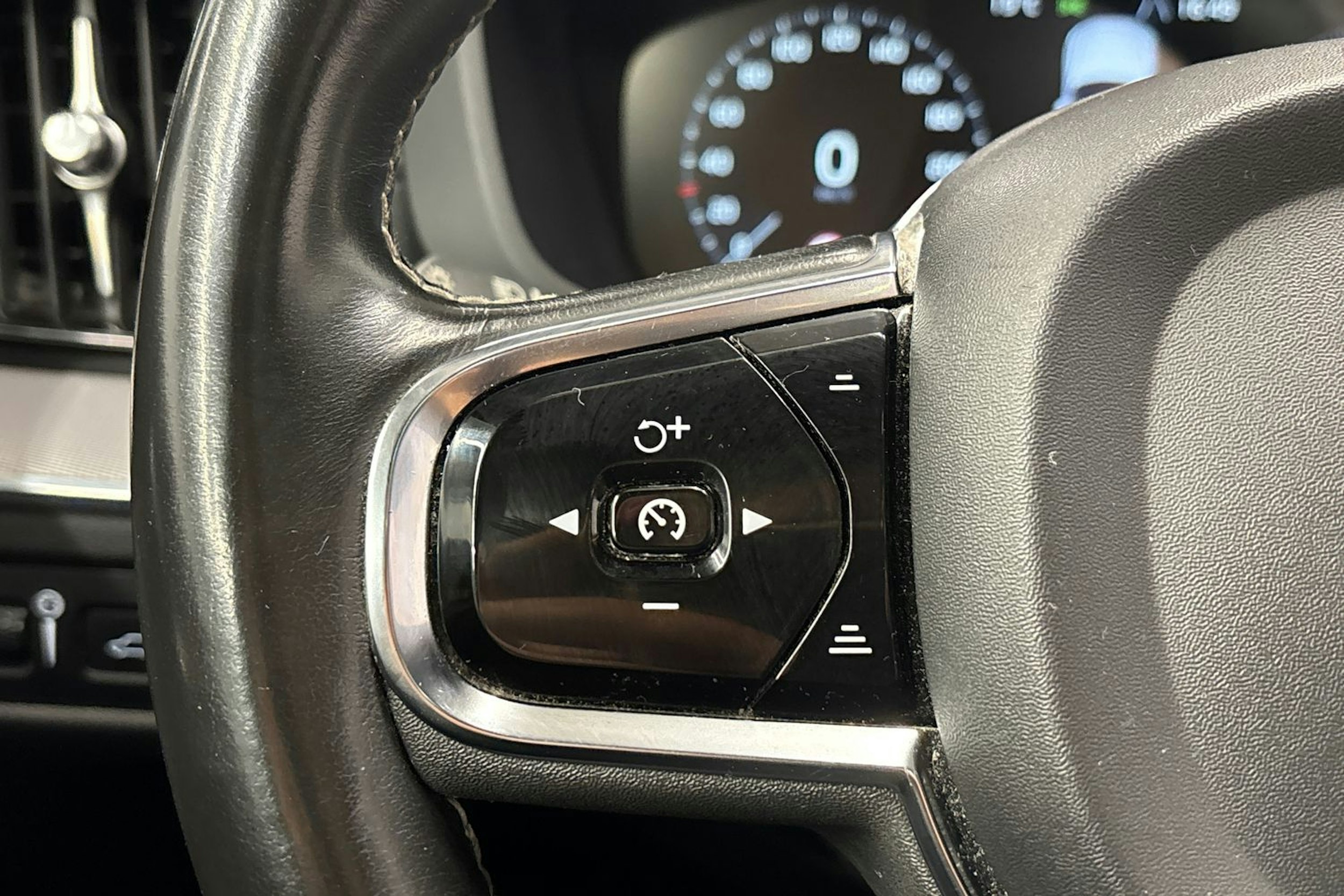 musta Volvo XC60 2021 kuva 22.