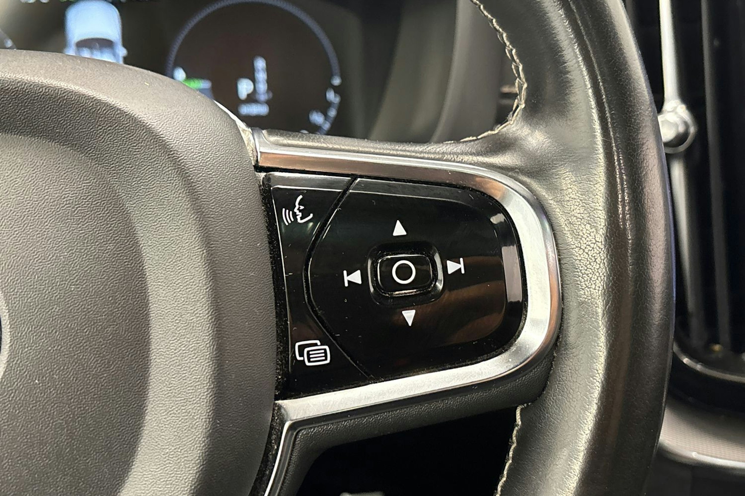 musta Volvo XC60 2021 kuva 23.