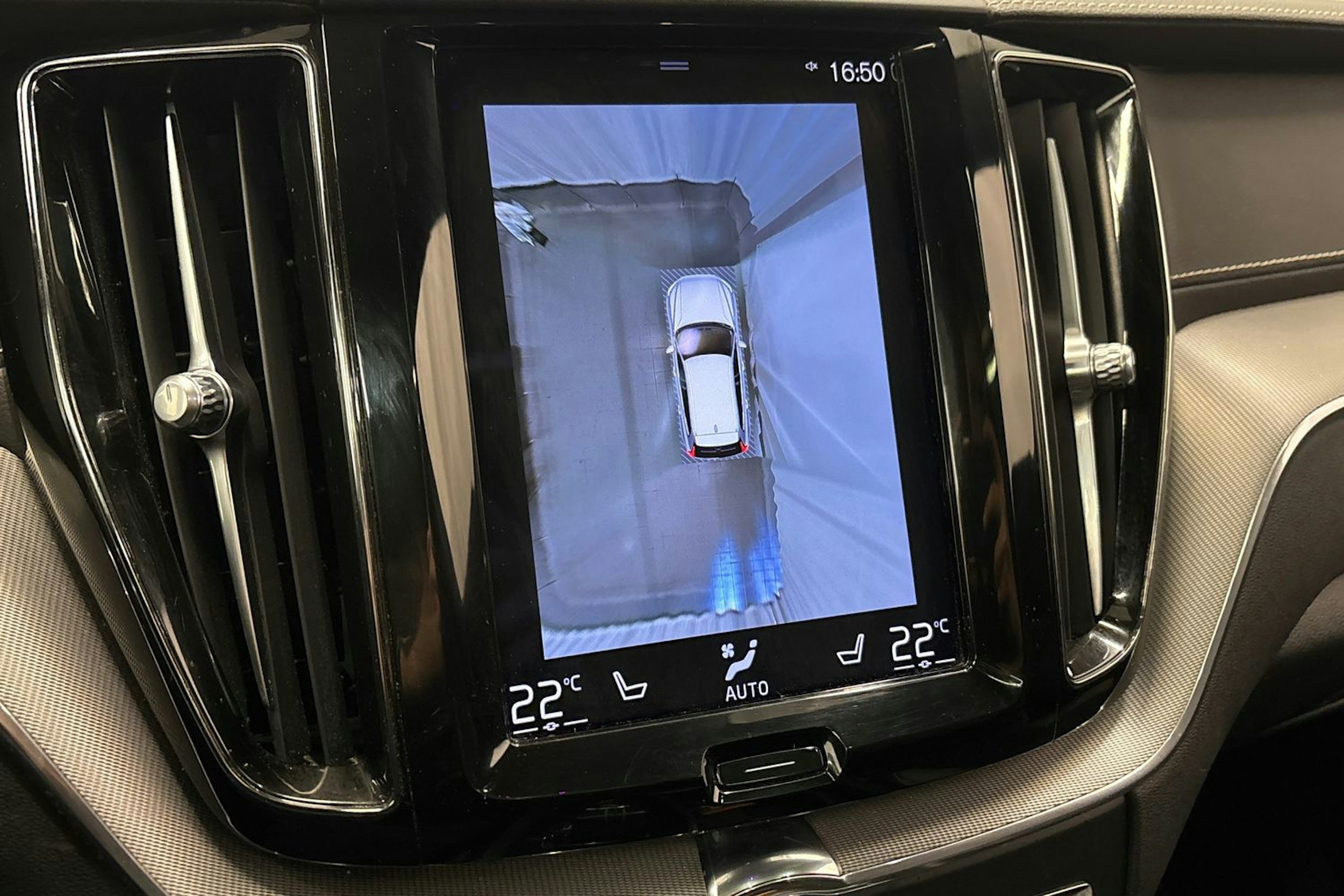 musta Volvo XC60 2021 kuva 26.
