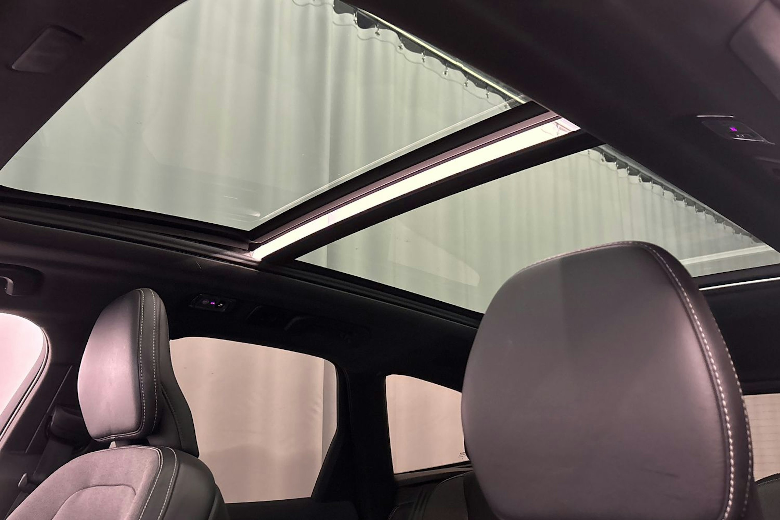 musta Volvo XC60 2021 kuva 28.