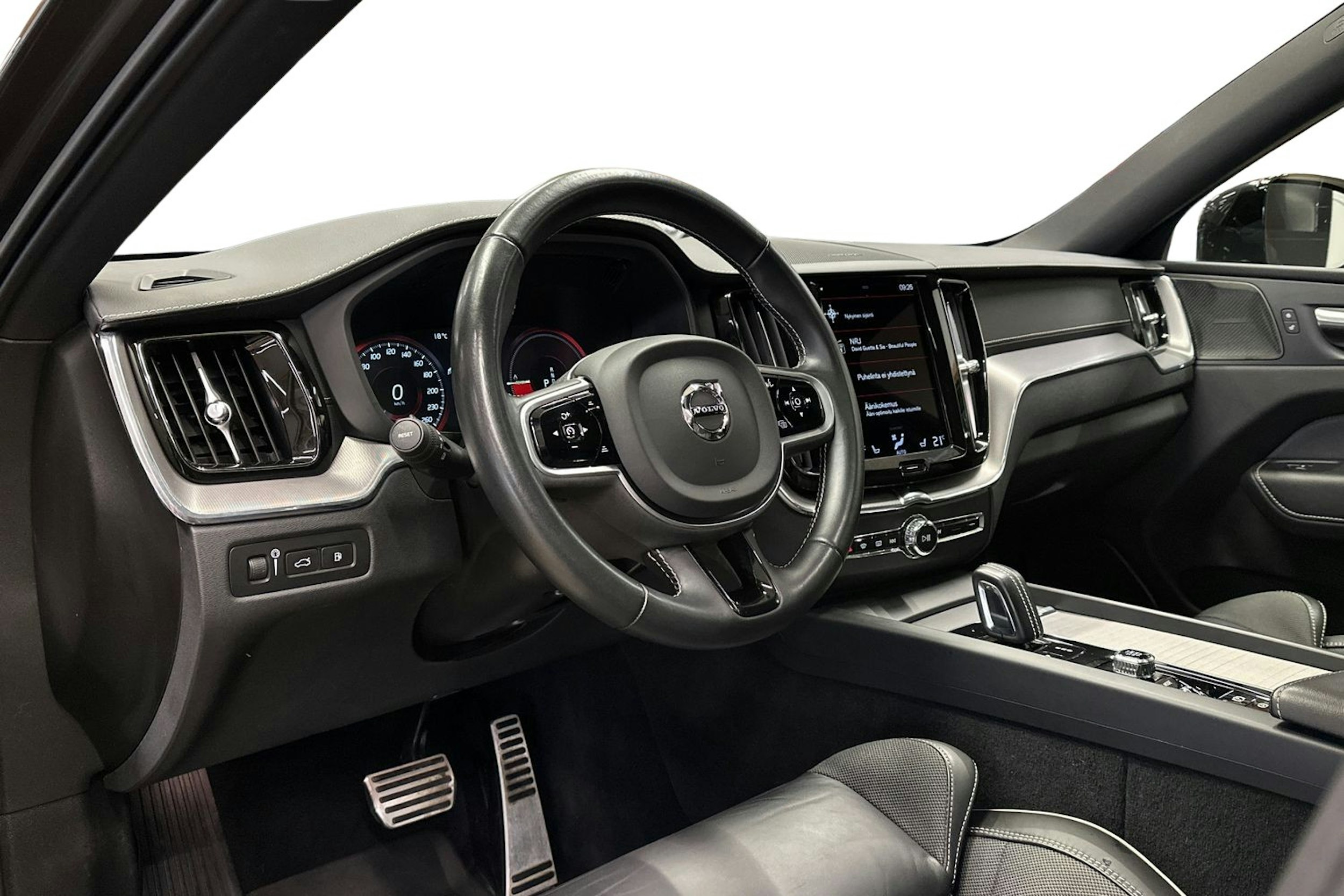 harmaa Volvo XC60 2021 kuva 9.