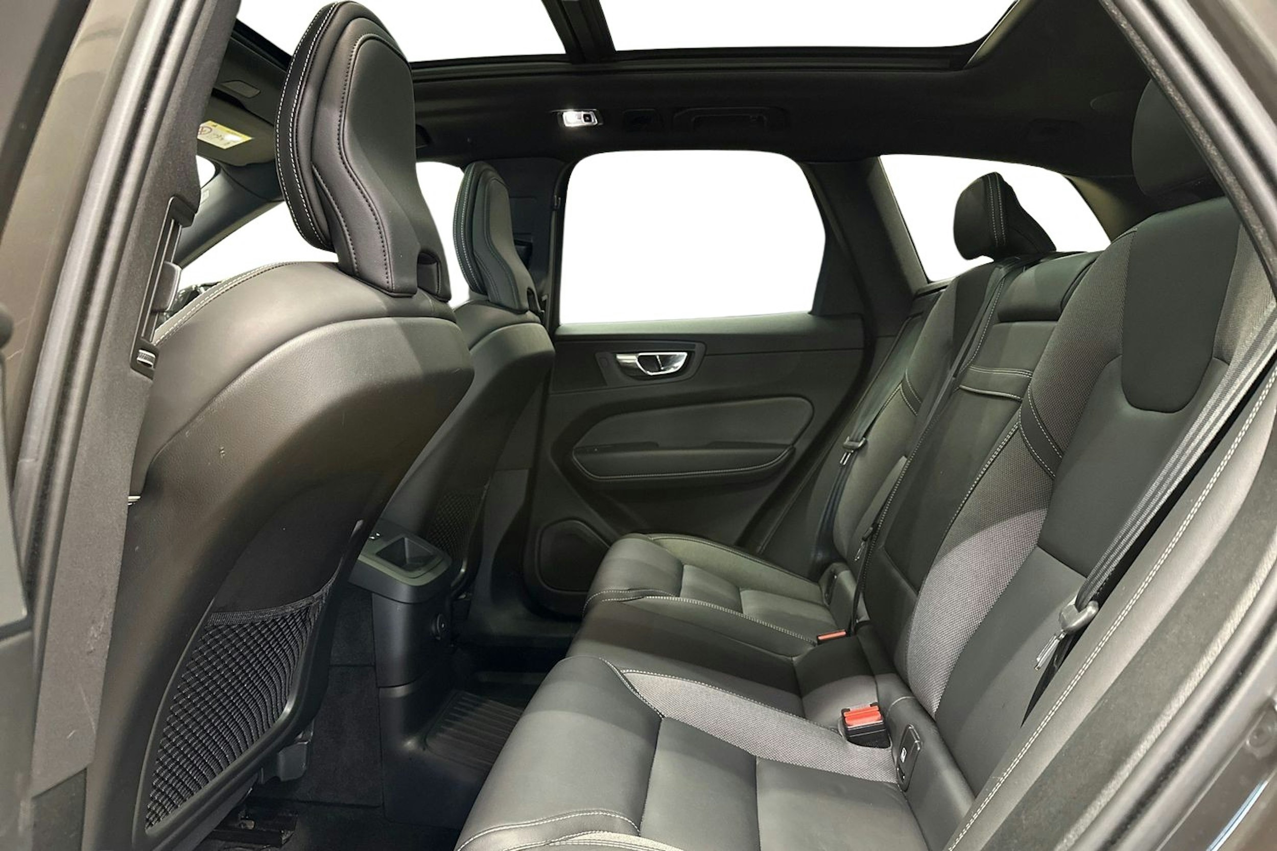 harmaa Volvo XC60 2021 kuva 11.