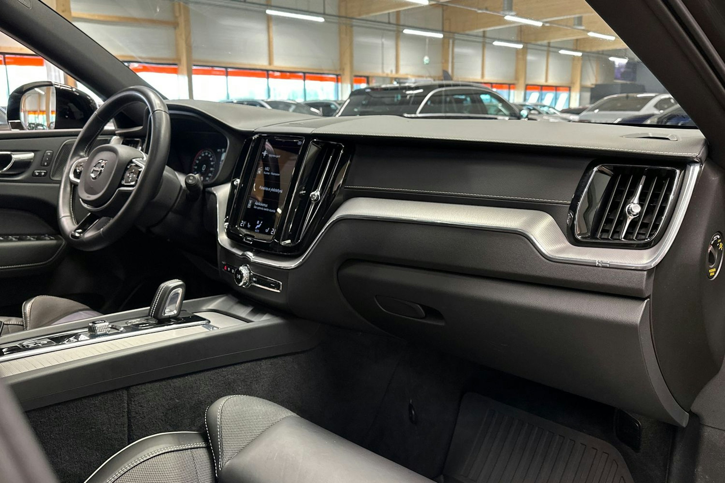harmaa Volvo XC60 2021 kuva 13.