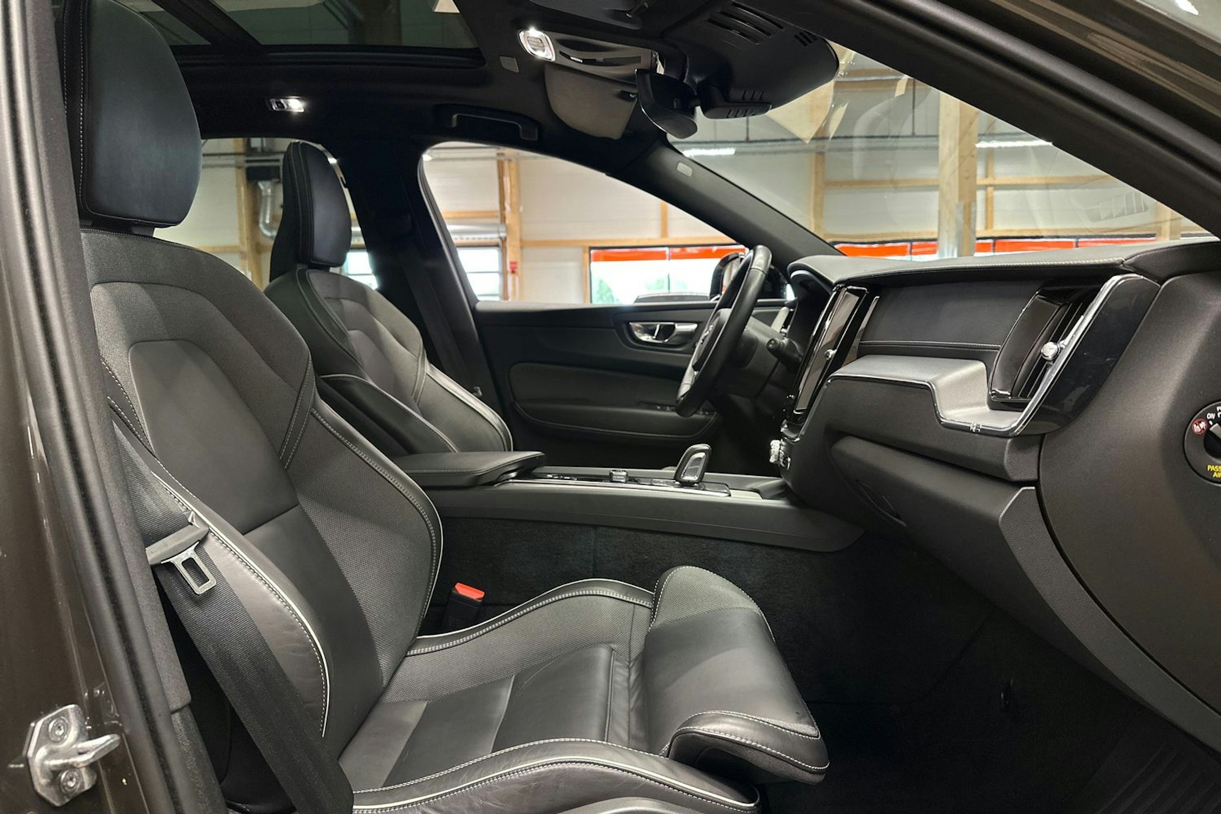 harmaa Volvo XC60 2021 kuva 14.