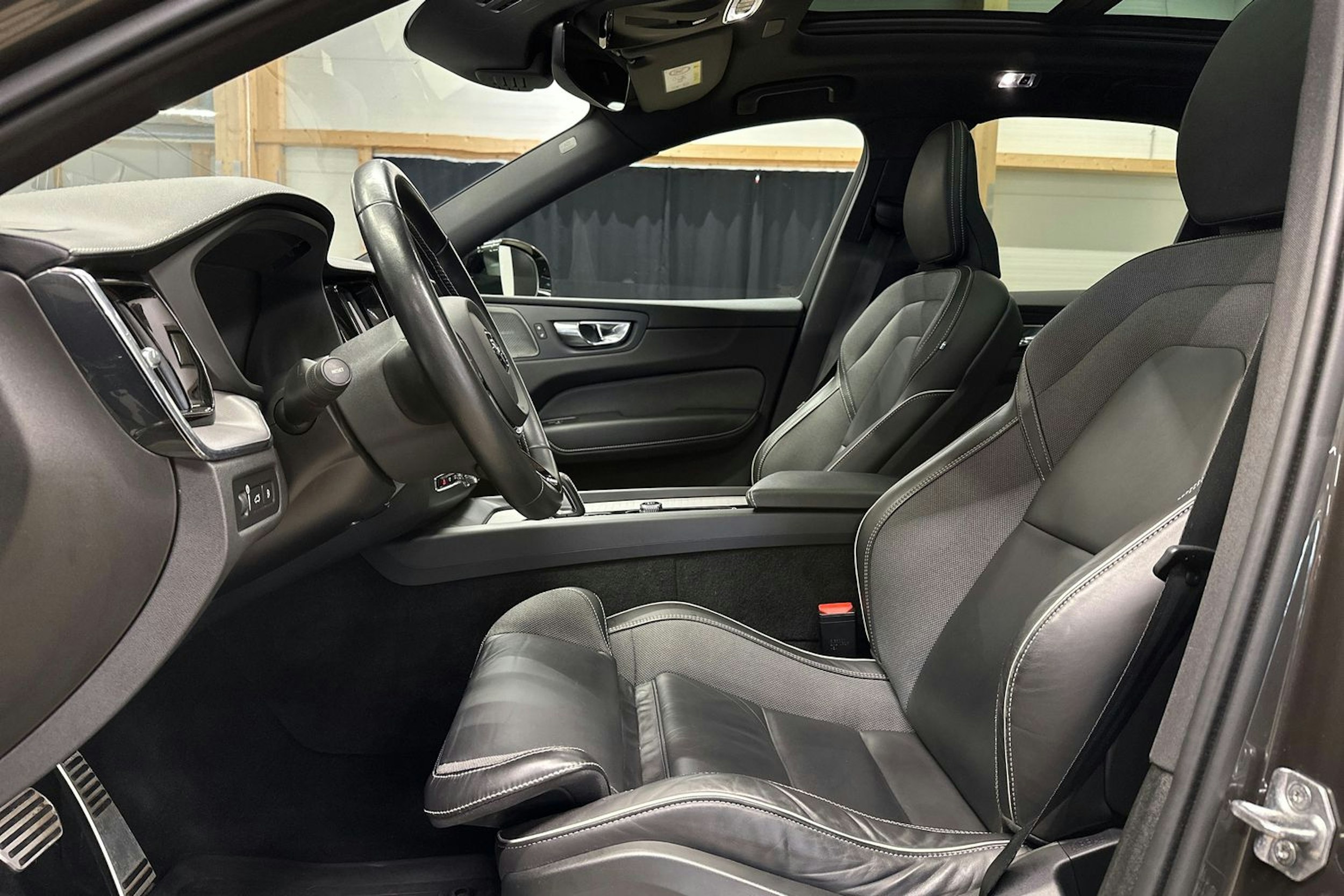 harmaa Volvo XC60 2021 kuva 15.