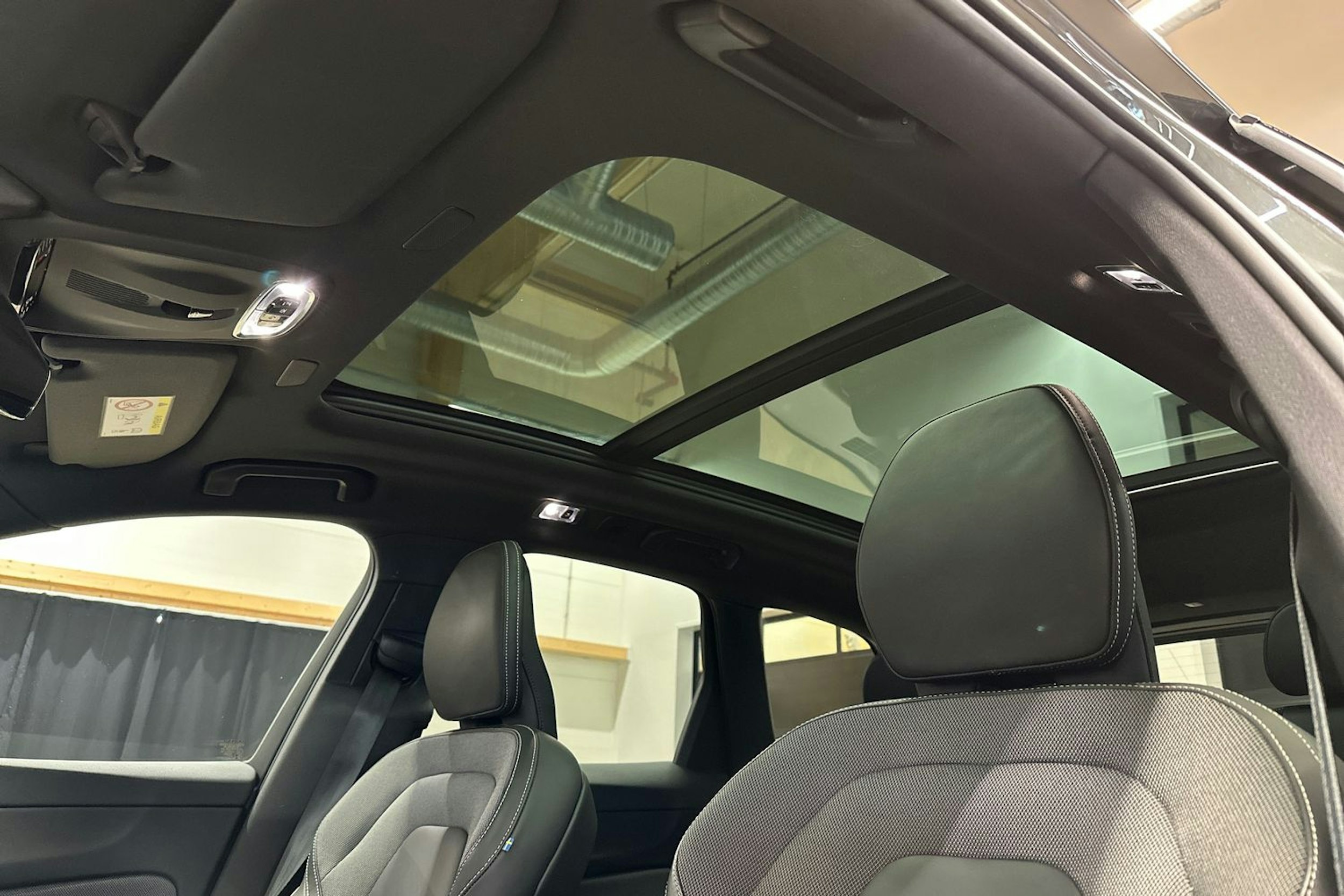 harmaa Volvo XC60 2021 kuva 17.
