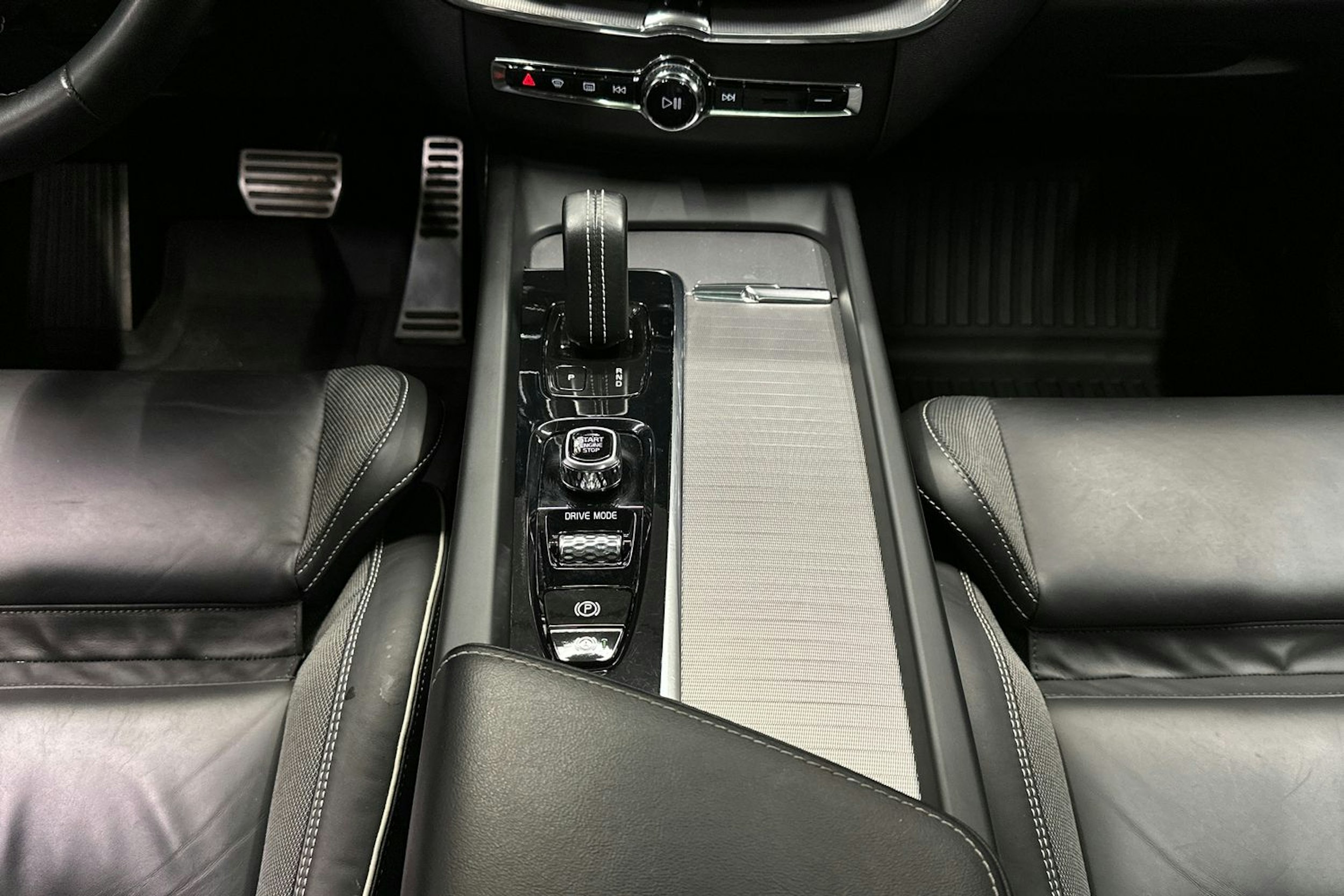 harmaa Volvo XC60 2021 kuva 24.