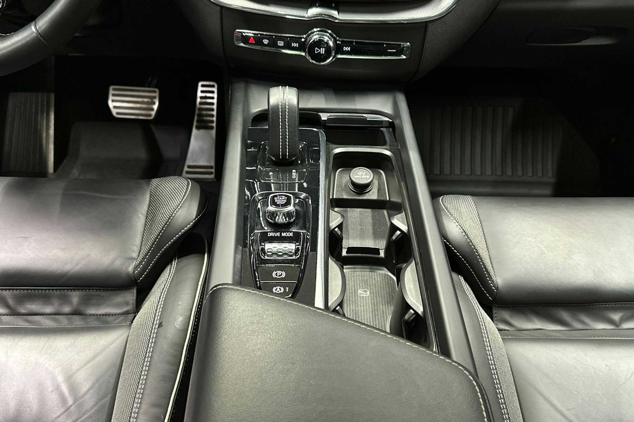 harmaa Volvo XC60 2021 kuva 25.