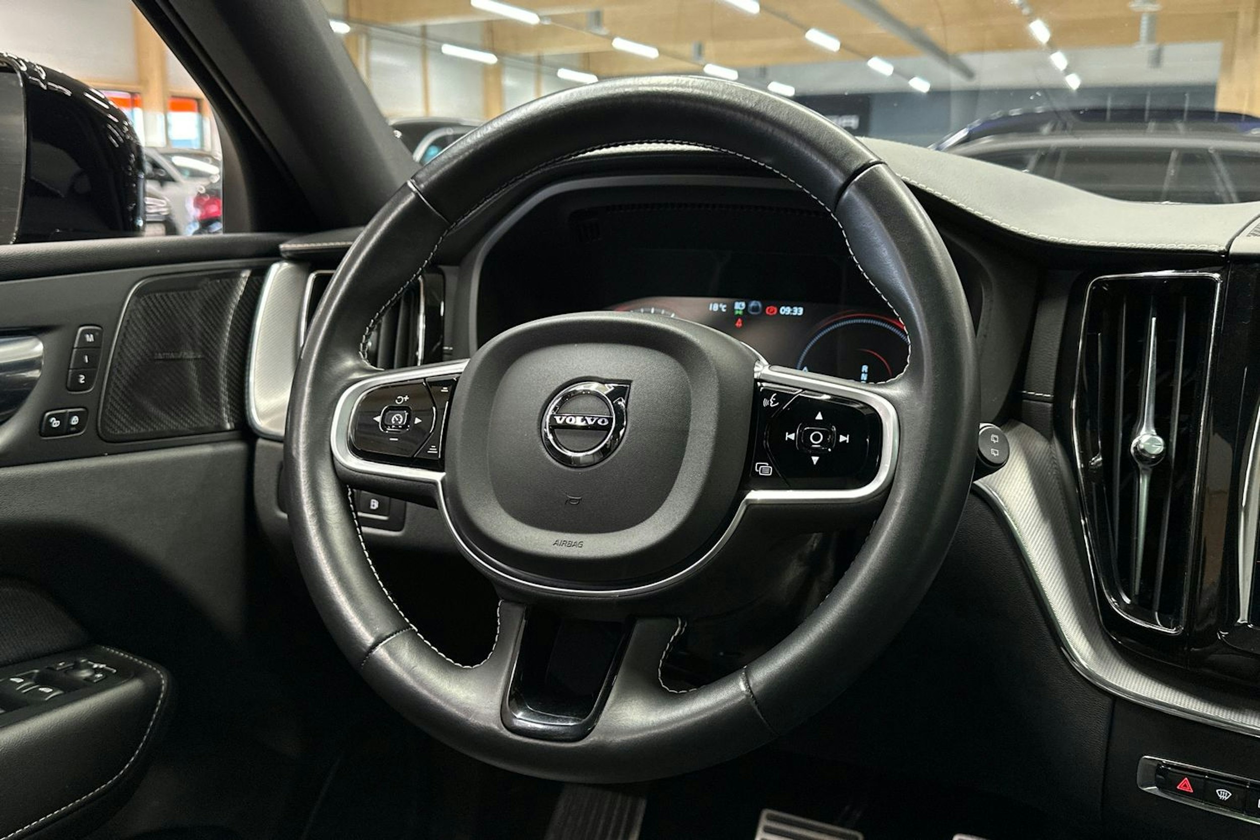 harmaa Volvo XC60 2021 kuva 27.