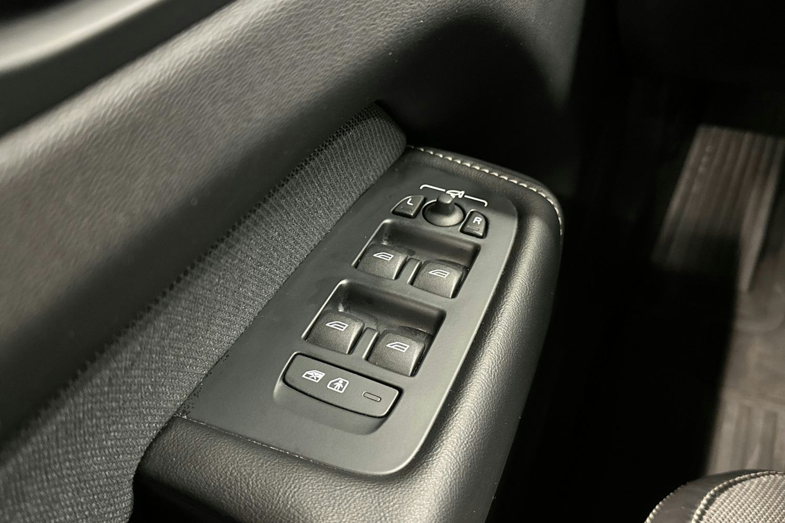 harmaa Volvo XC60 2021 kuva 32.