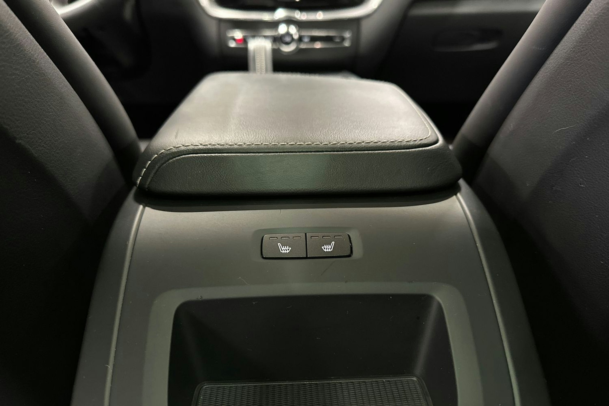 harmaa Volvo XC60 2021 kuva 33.
