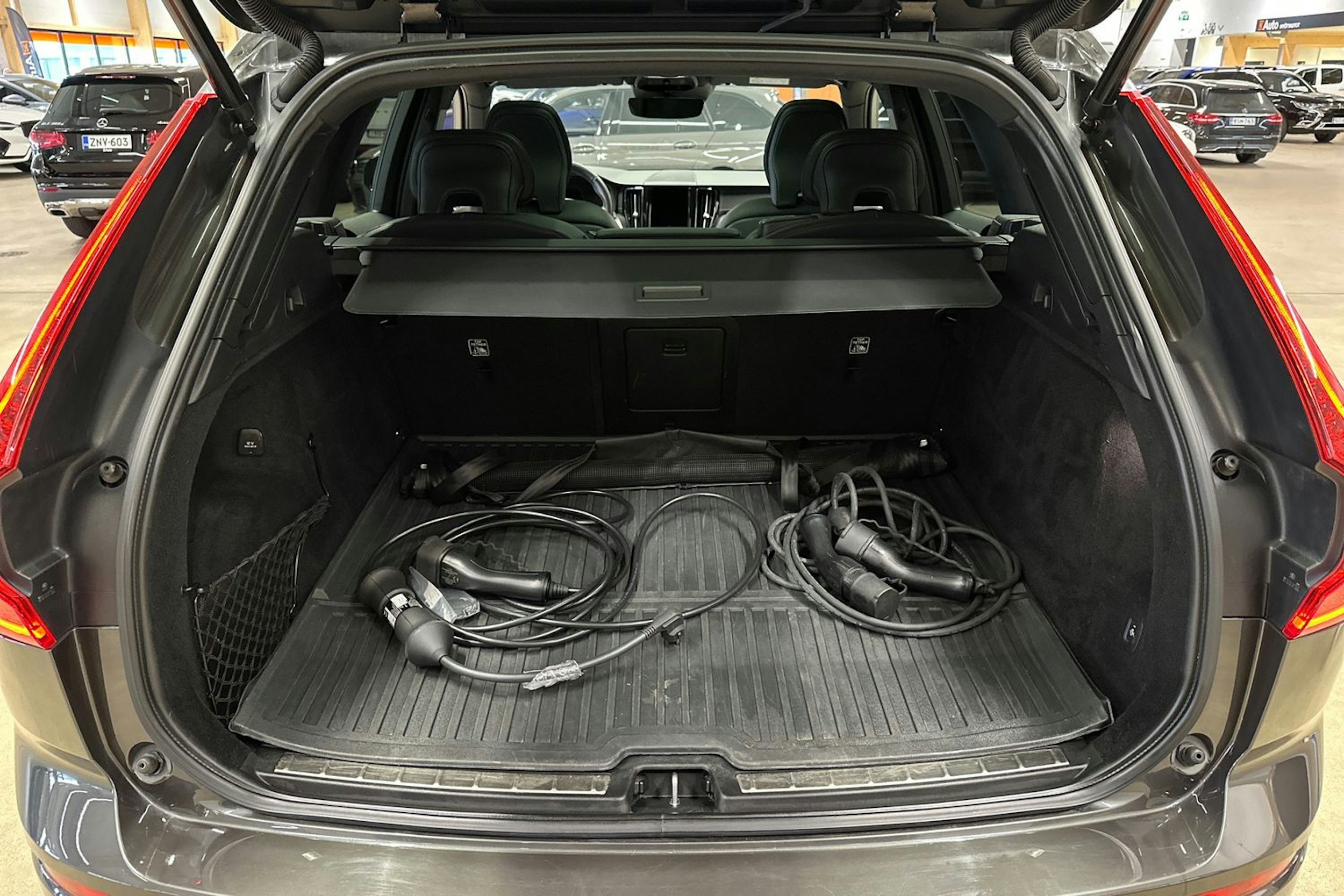 harmaa Volvo XC60 2021 kuva 34.