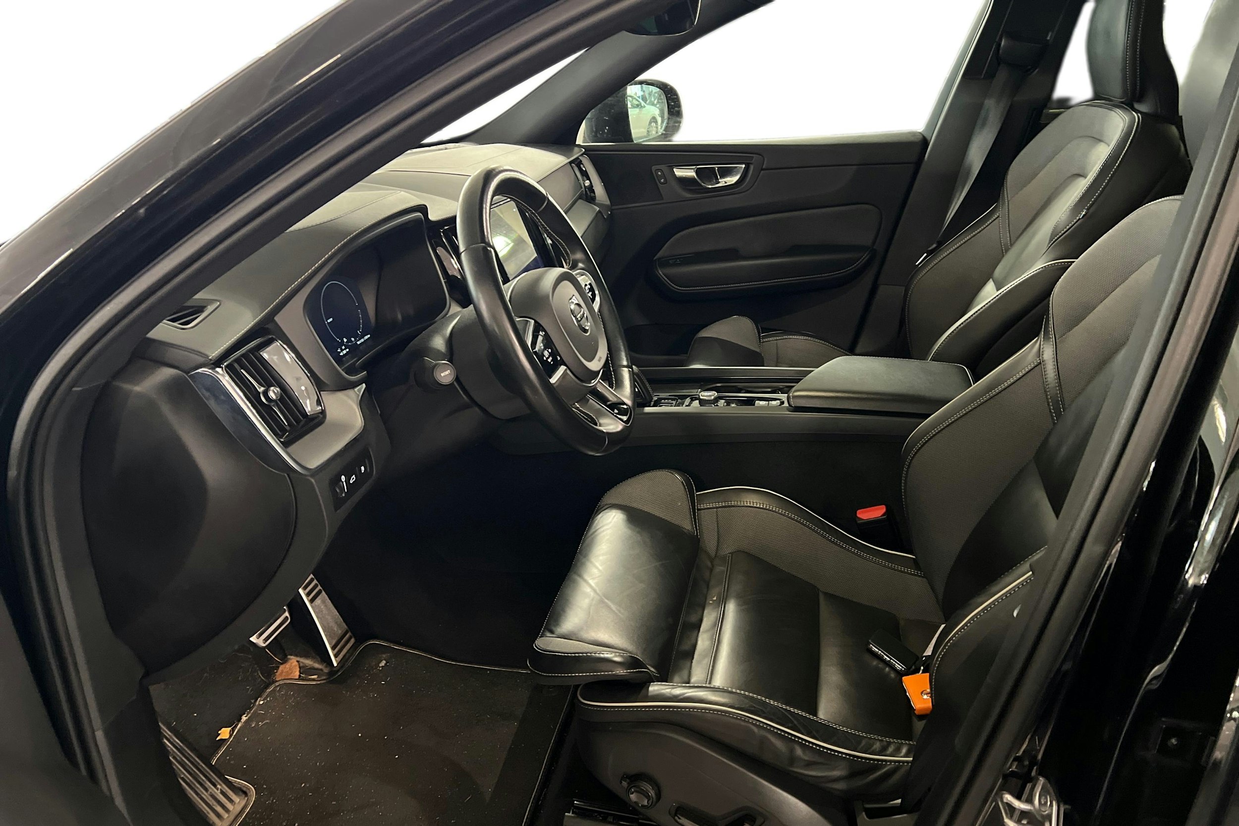 musta Volvo XC60 2021 kuva 3.