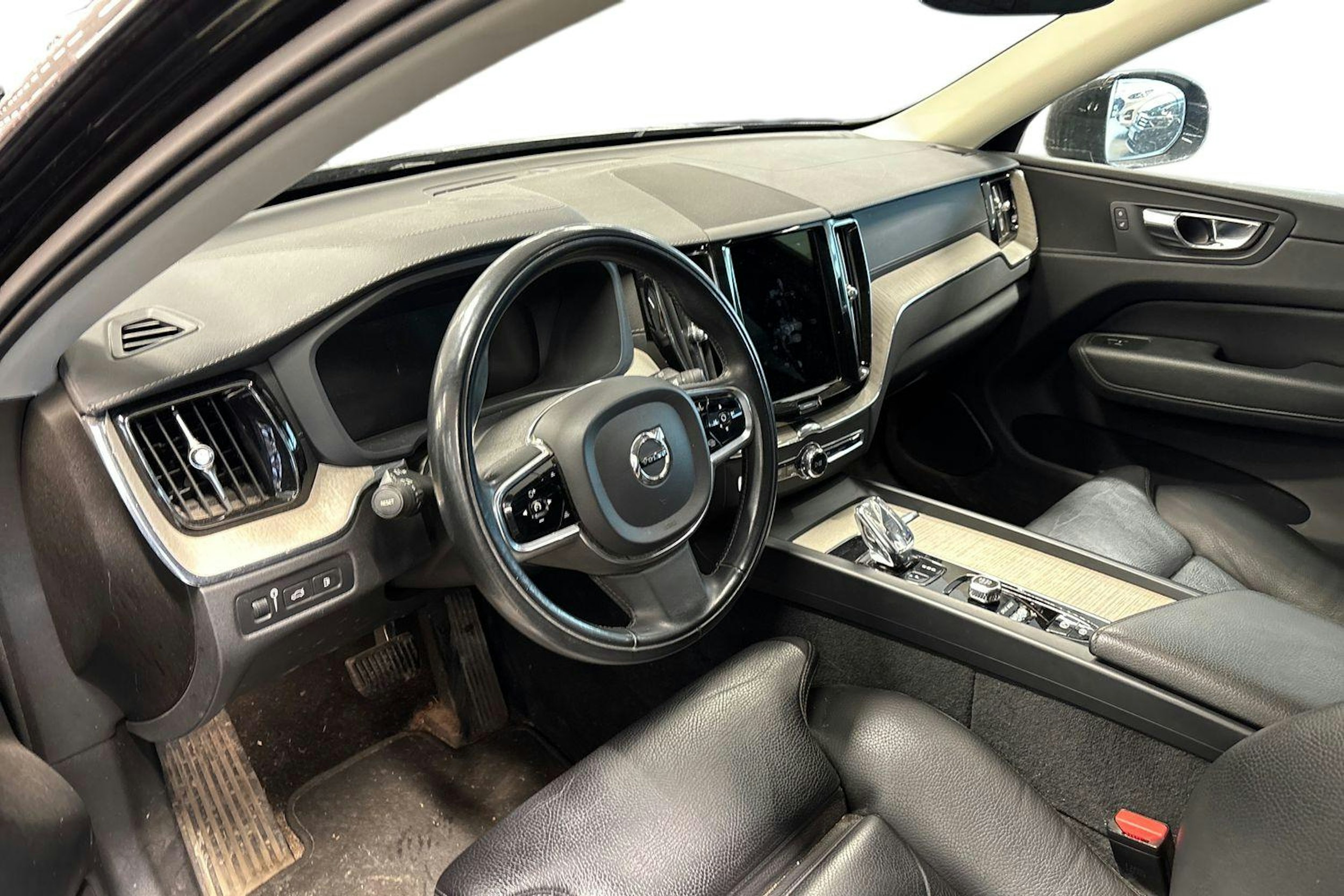 musta Volvo XC60 2021 kuva 3.