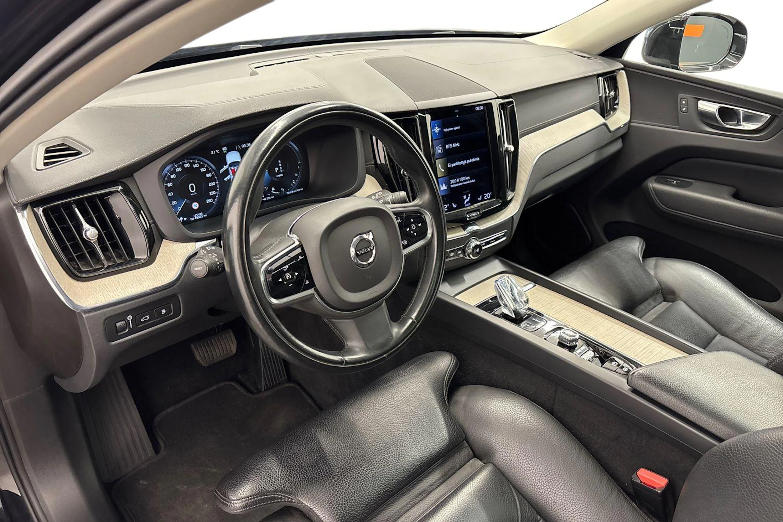 musta Volvo XC60 2021 kuva 6.
