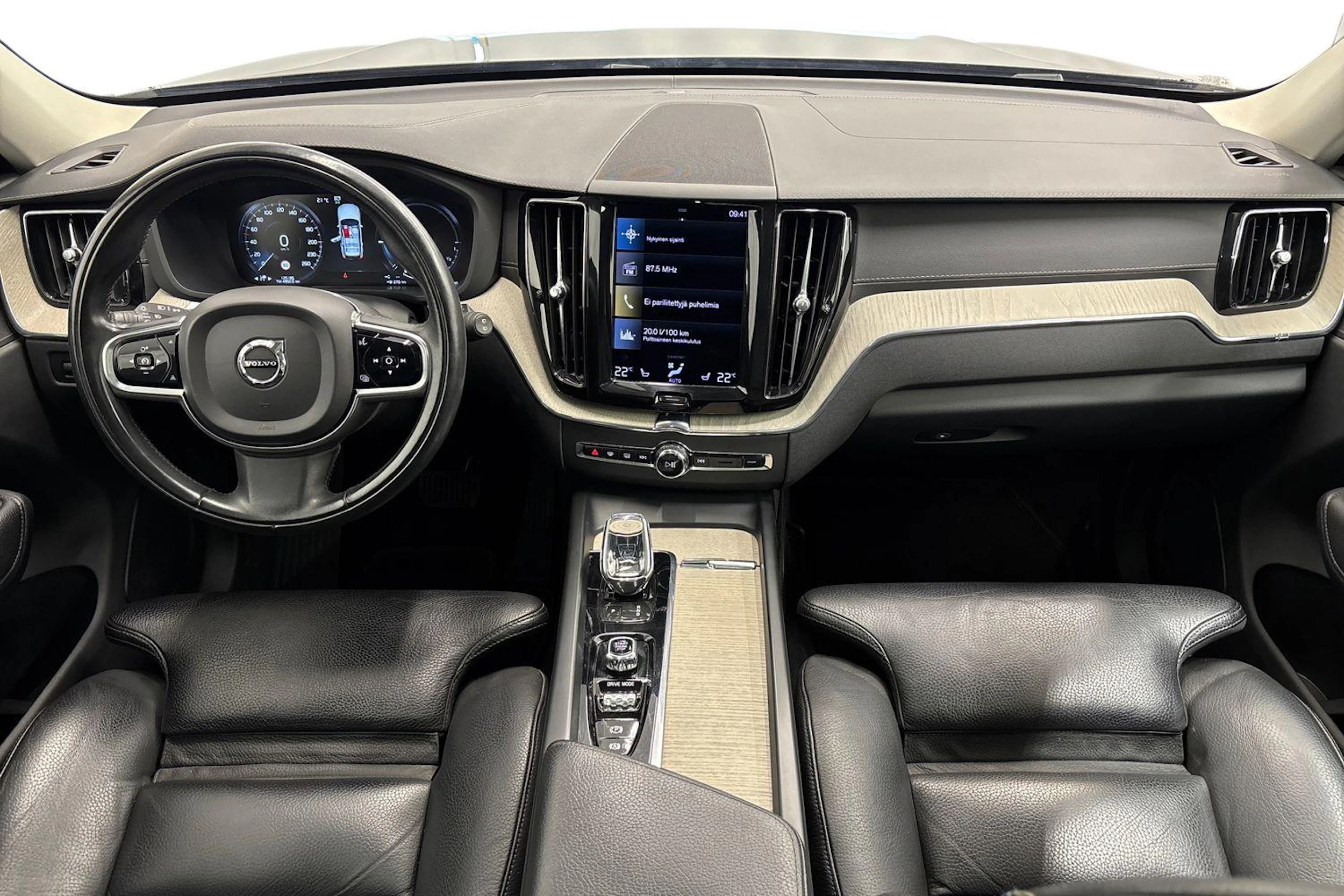 musta Volvo XC60 2021 kuva 7.