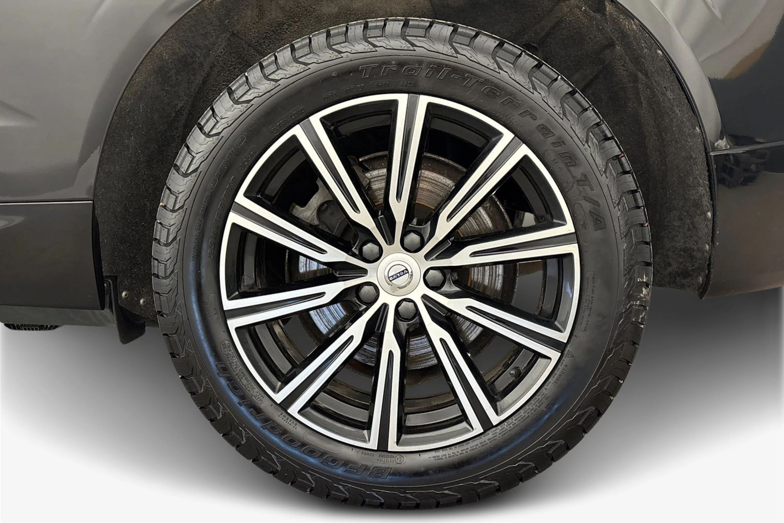 musta Volvo XC60 2021 kuva 9.