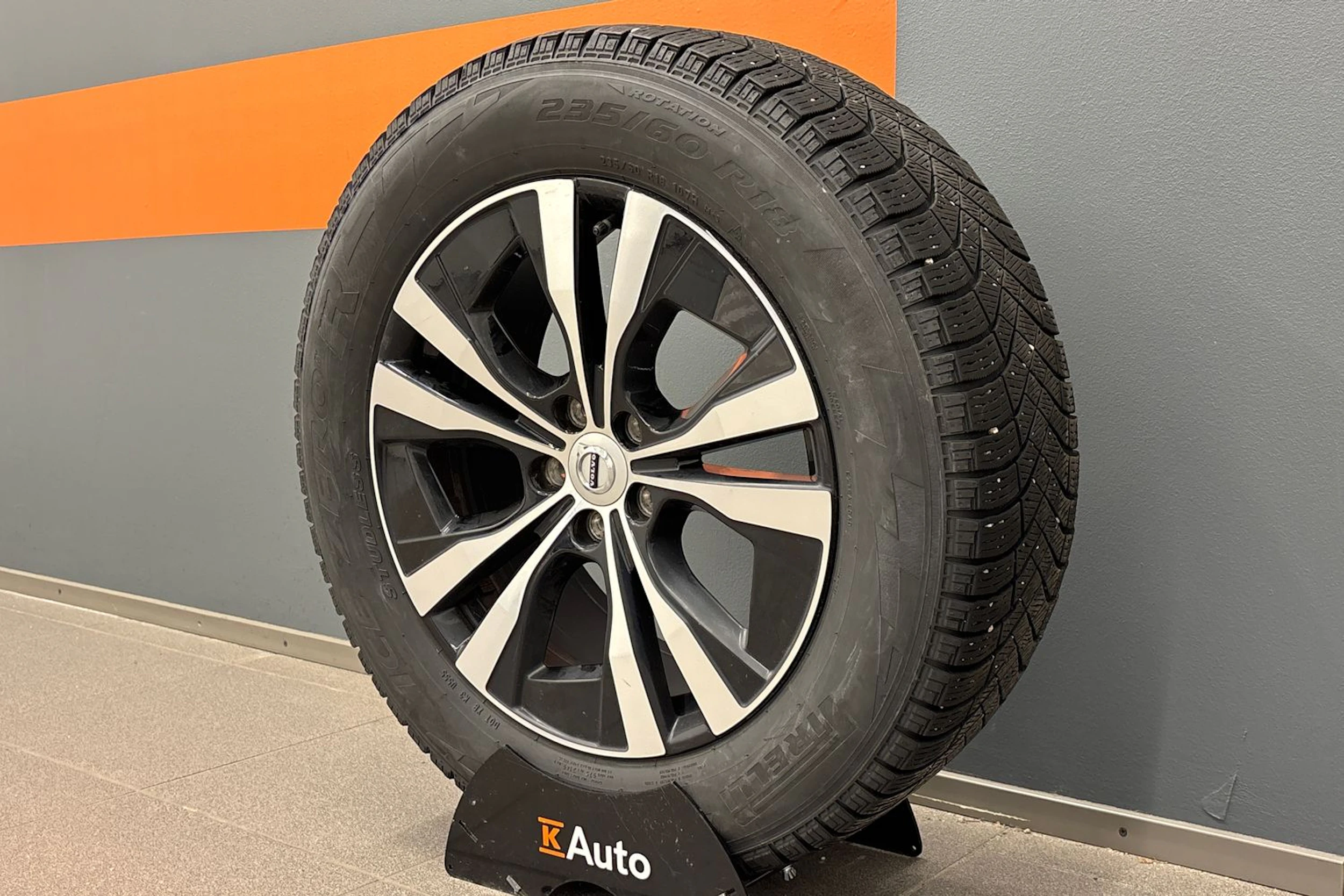 musta Volvo XC60 2021 kuva 10.