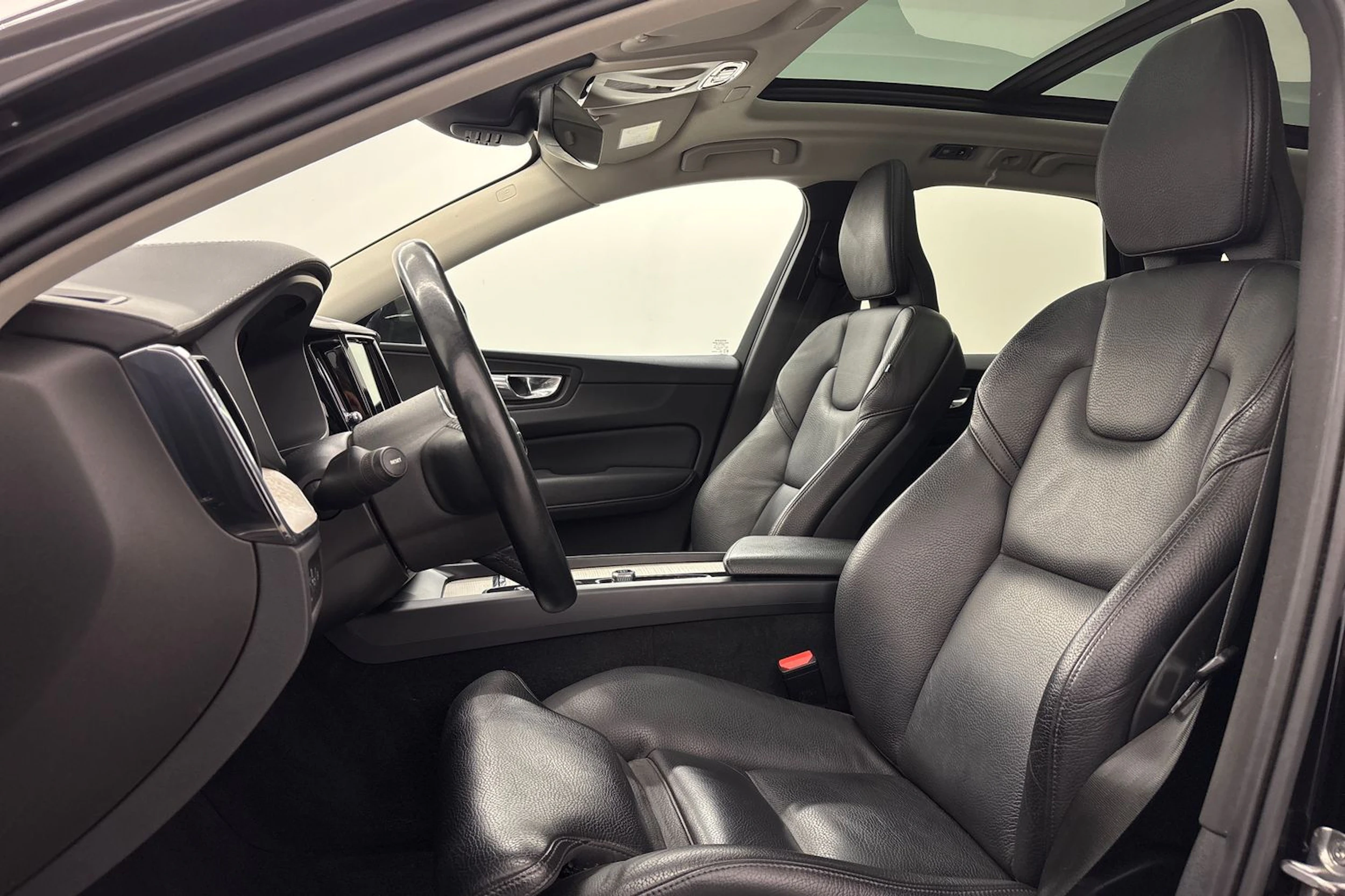 musta Volvo XC60 2021 kuva 11.