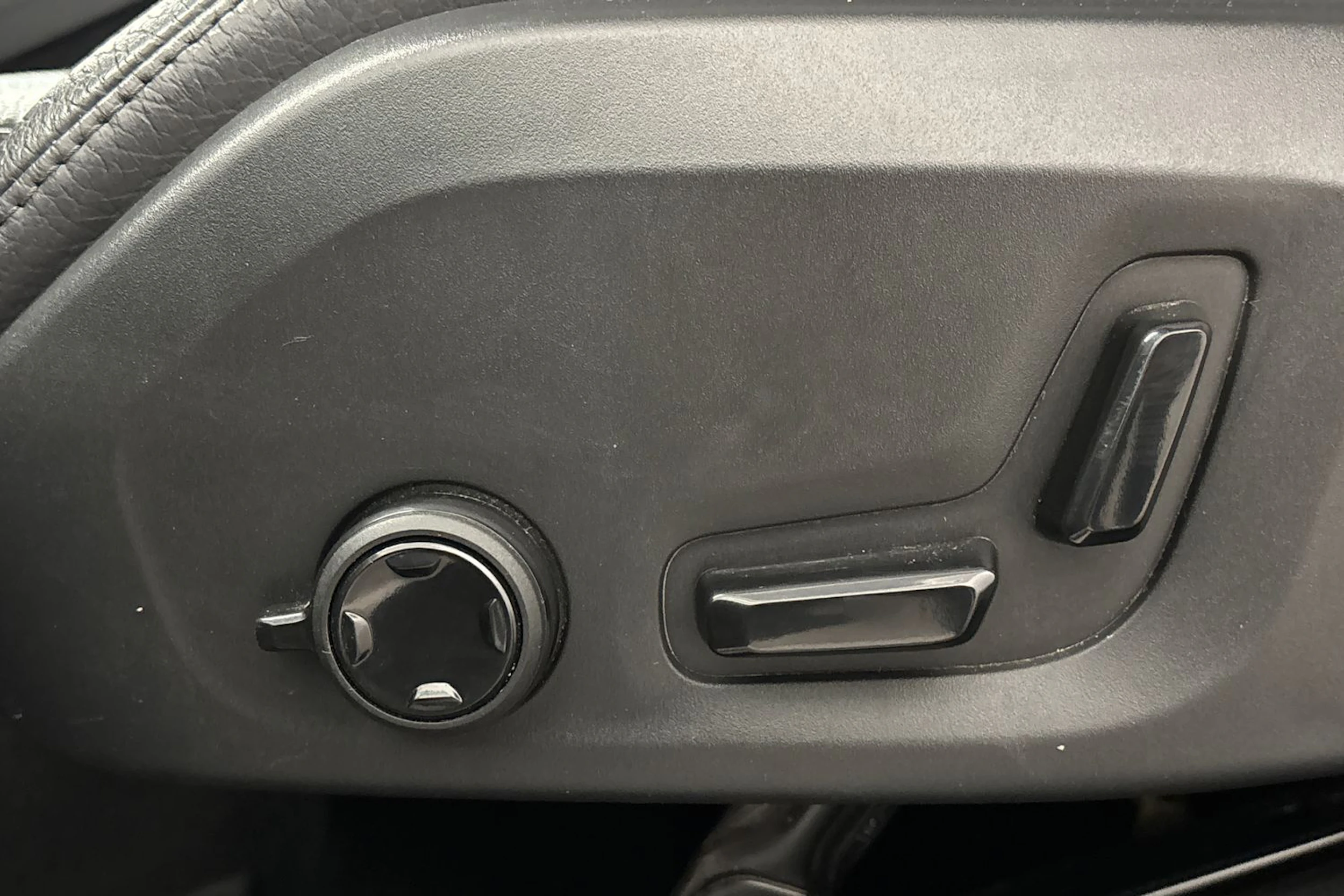 musta Volvo XC60 2021 kuva 12.