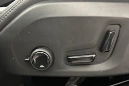 musta Volvo XC60 2021 kuva 12.