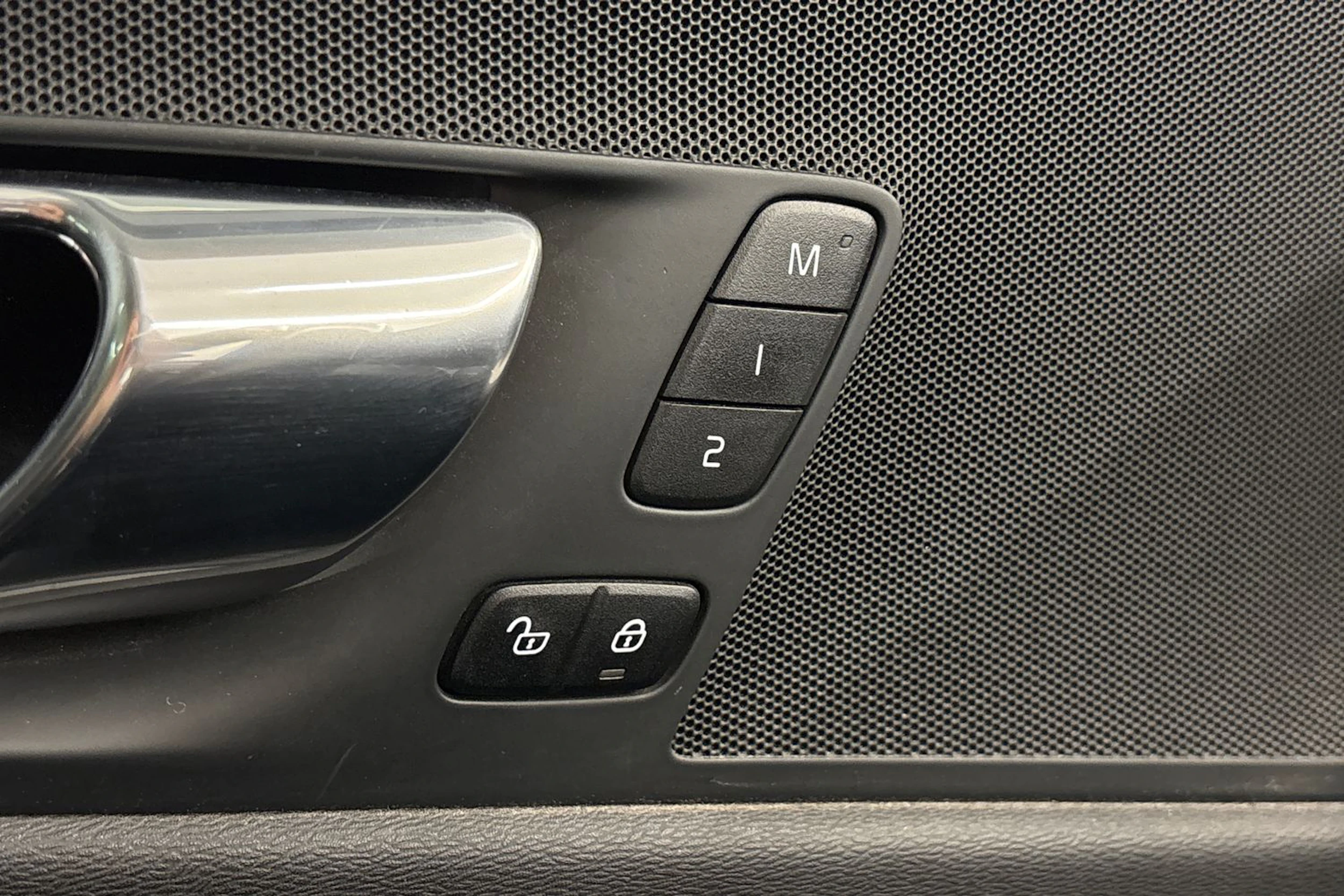 musta Volvo XC60 2021 kuva 13.