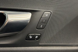 musta Volvo XC60 2021 kuva 13.