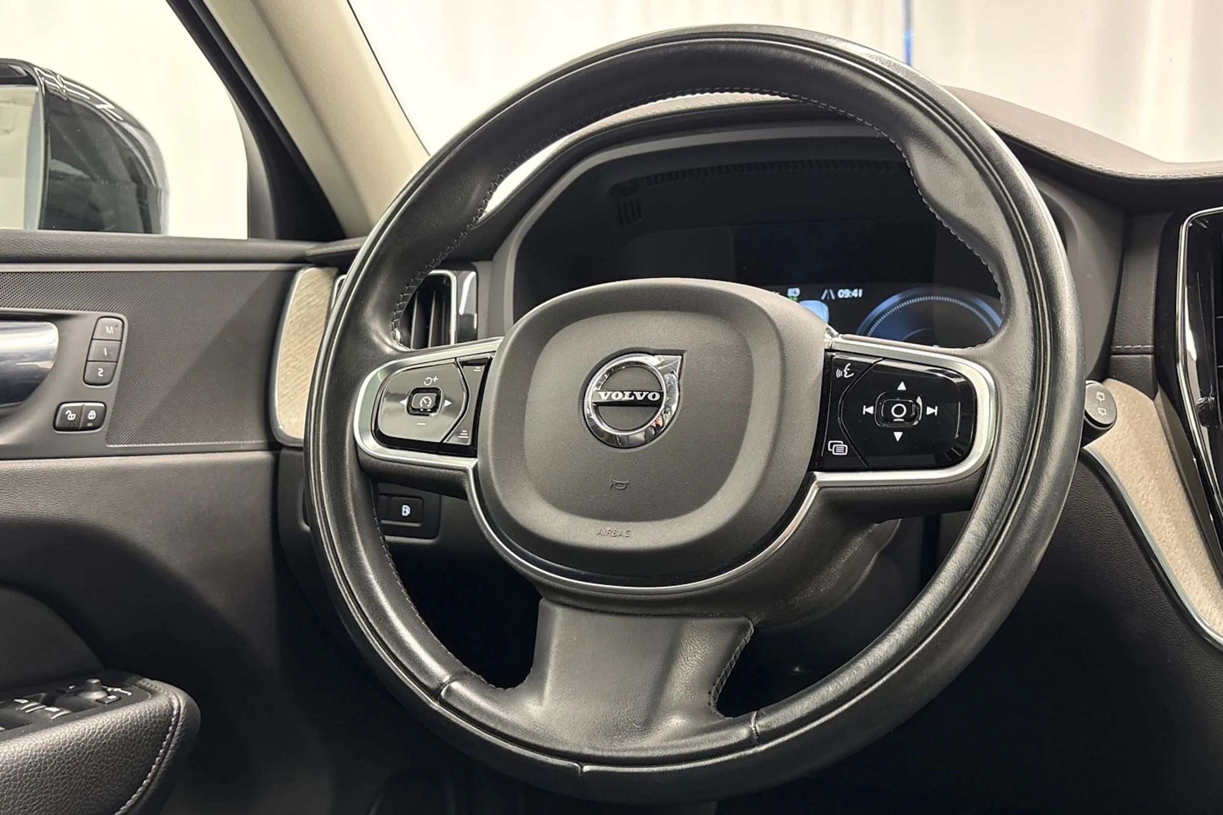 musta Volvo XC60 2021 kuva 14.