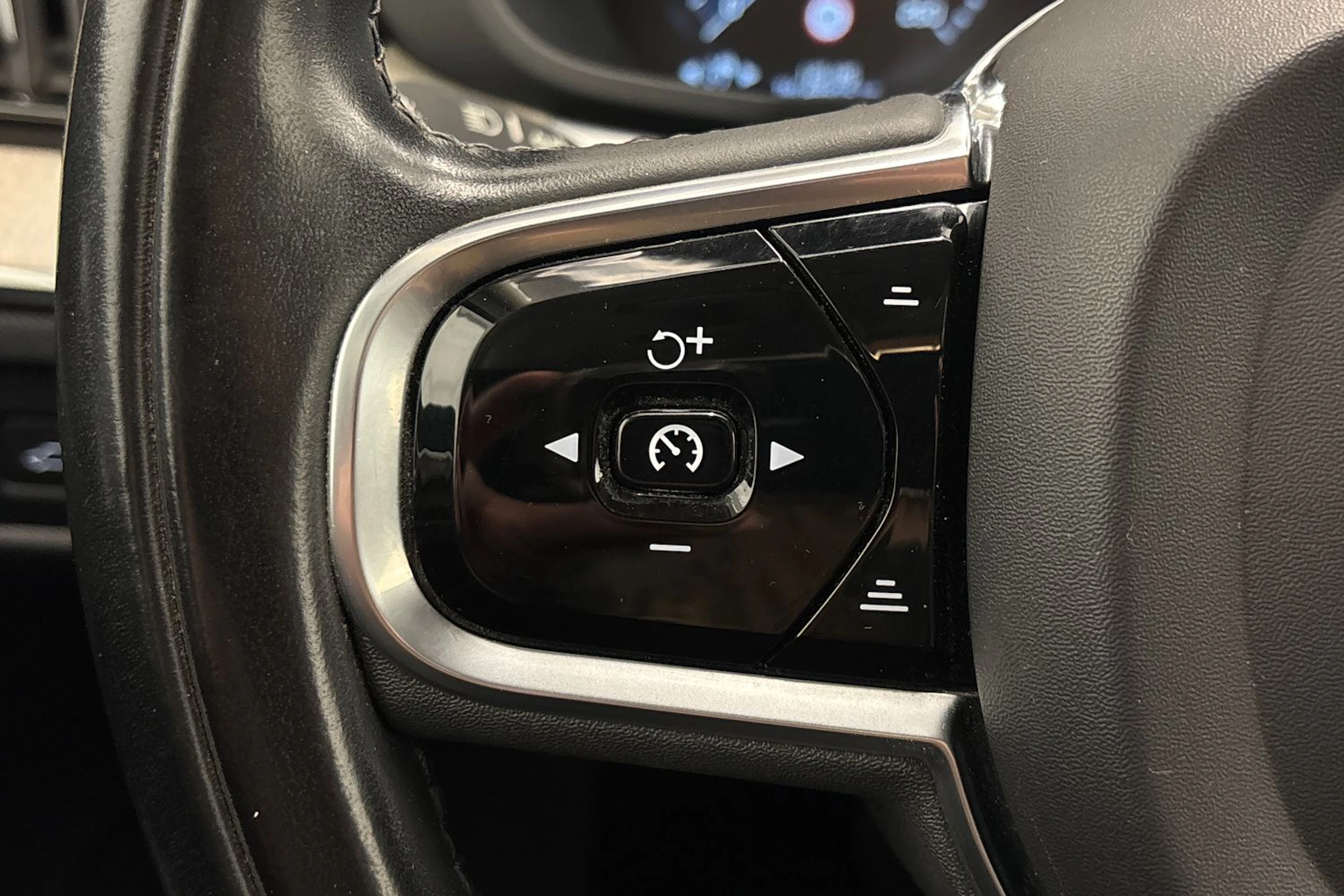 musta Volvo XC60 2021 kuva 15.