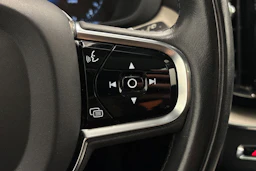 musta Volvo XC60 2021 kuva 16.