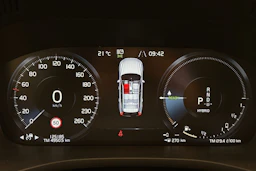 musta Volvo XC60 2021 kuva 17.