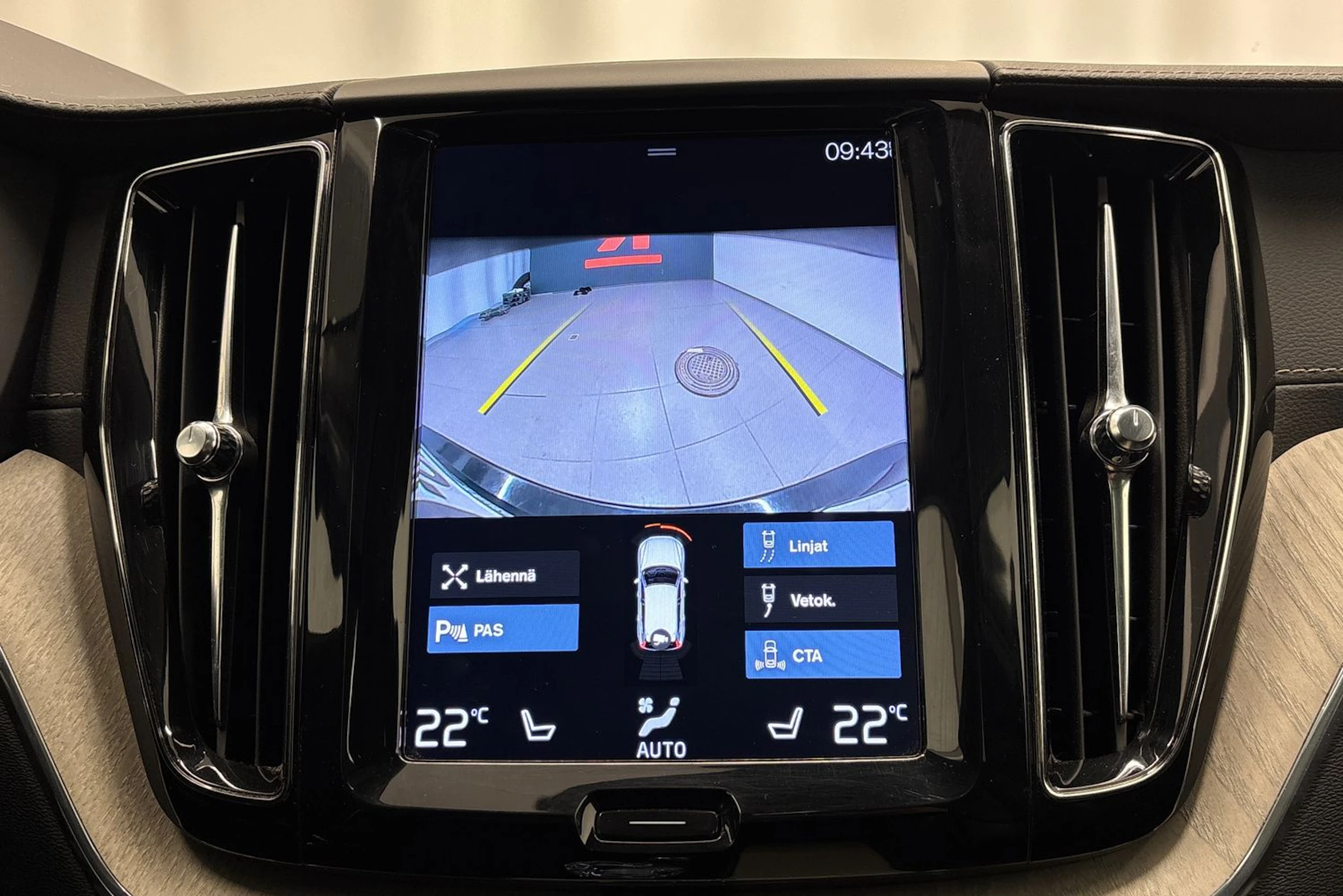 musta Volvo XC60 2021 kuva 18.