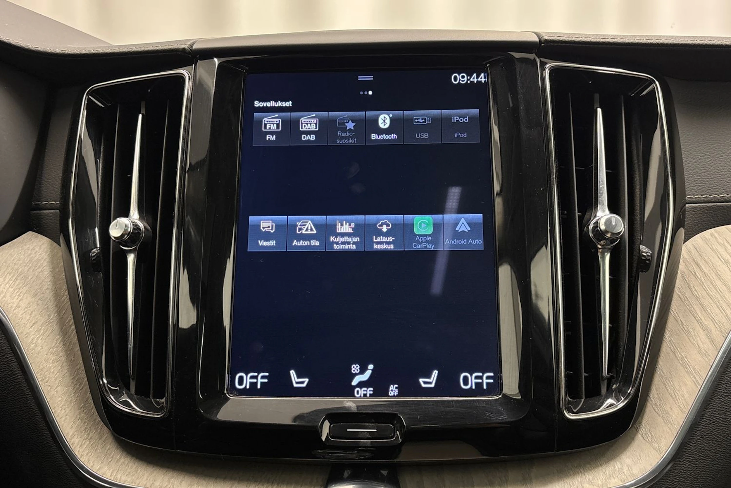 musta Volvo XC60 2021 kuva 19.