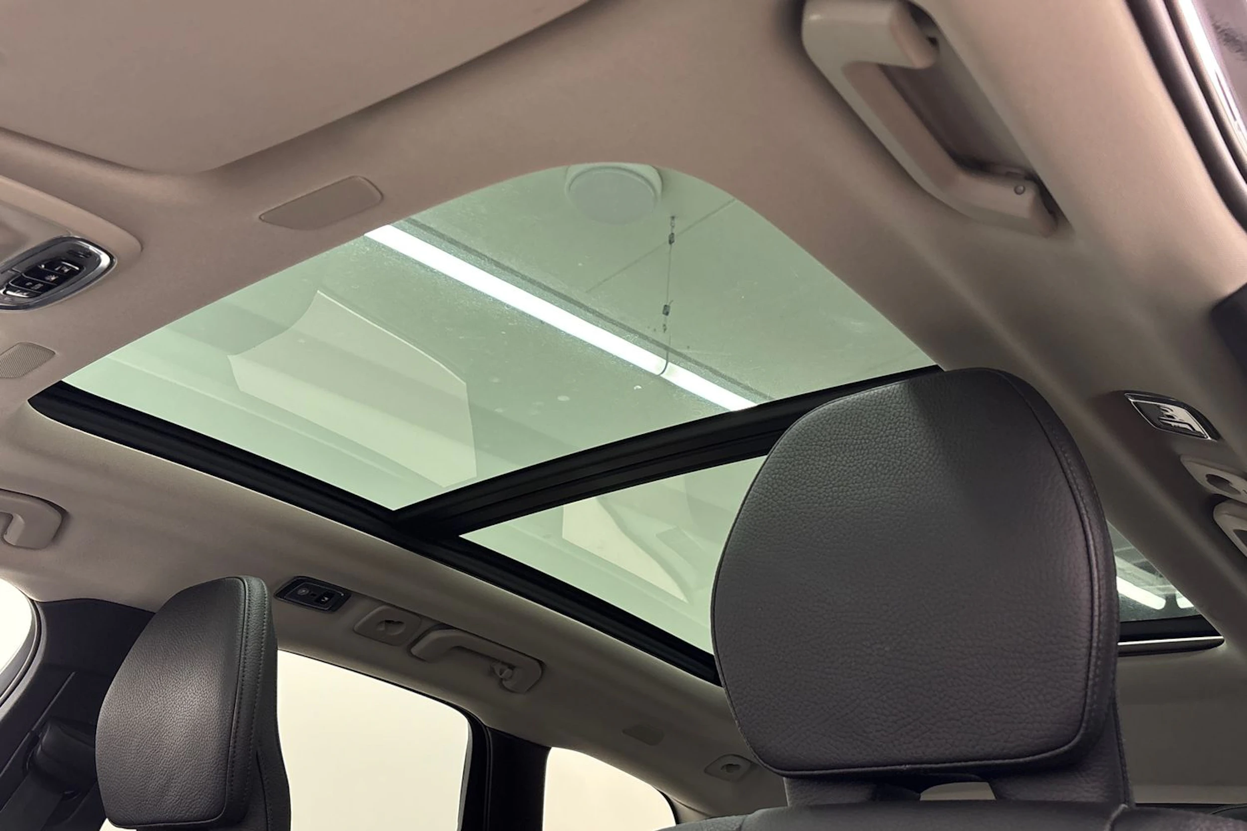 musta Volvo XC60 2021 kuva 24.