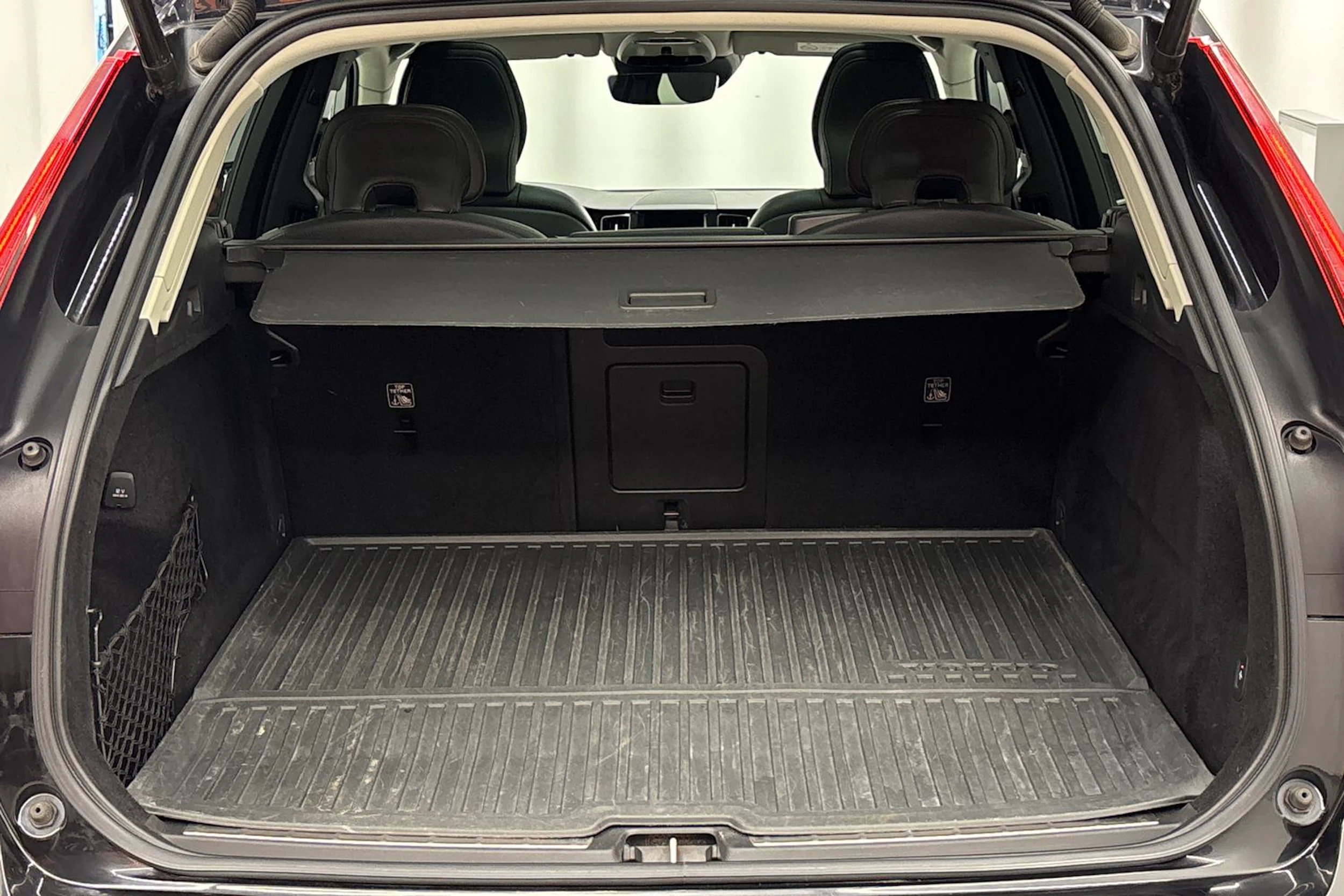musta Volvo XC60 2021 kuva 25.