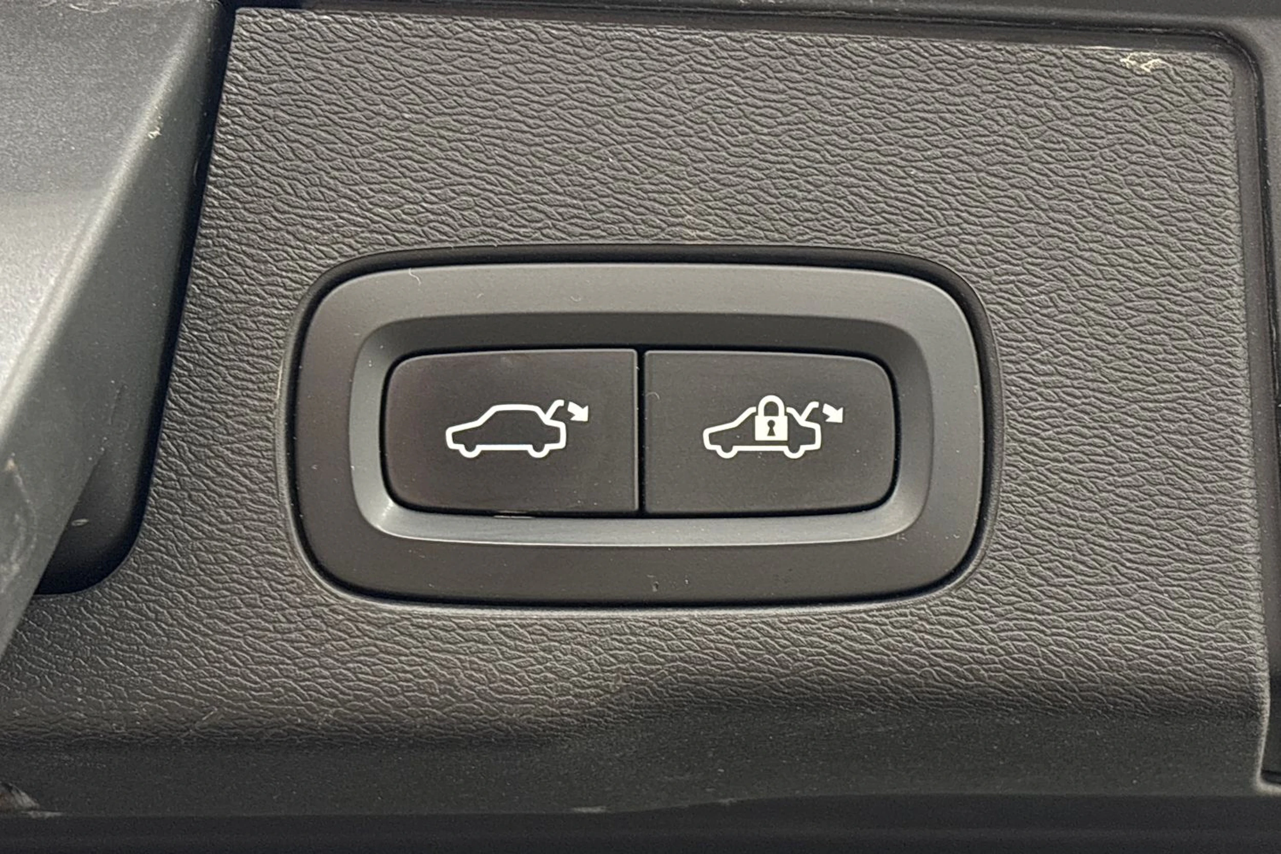 musta Volvo XC60 2021 kuva 26.