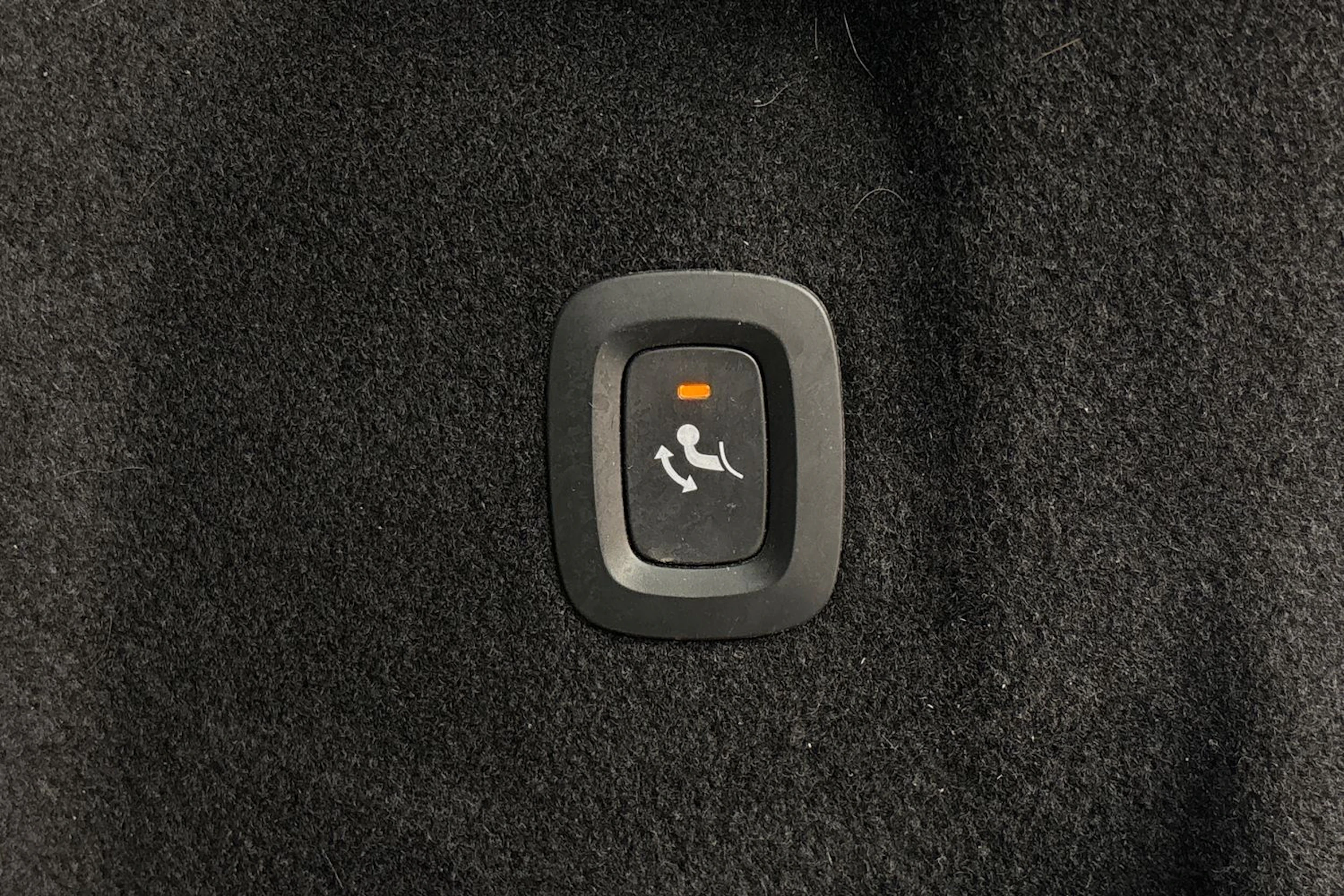 musta Volvo XC60 2021 kuva 27.