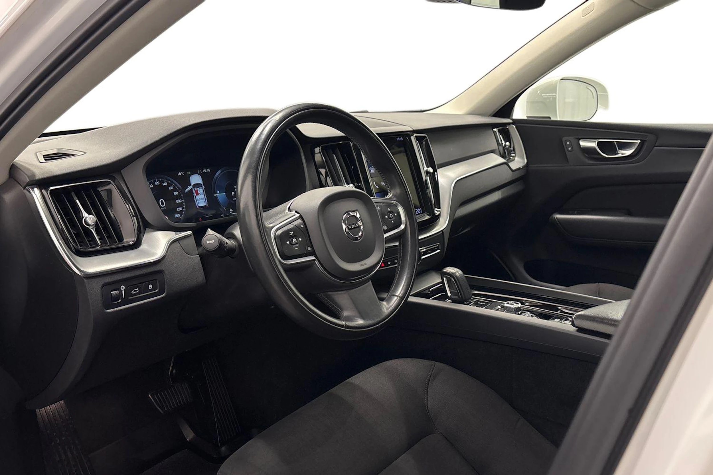 valkoinen Volvo XC60 2021 kuva 8.
