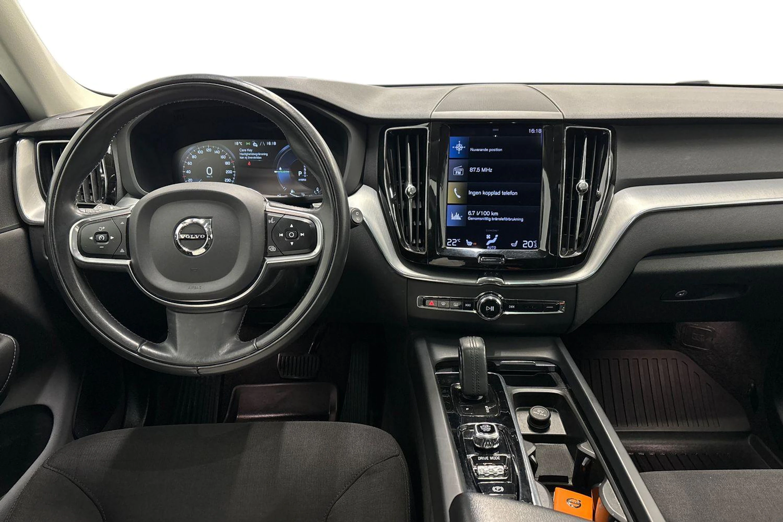 valkoinen Volvo XC60 2021 kuva 9.
