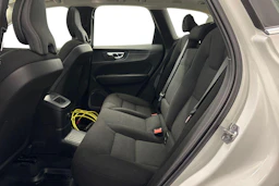 valkoinen Volvo XC60 2021 kuva 11.