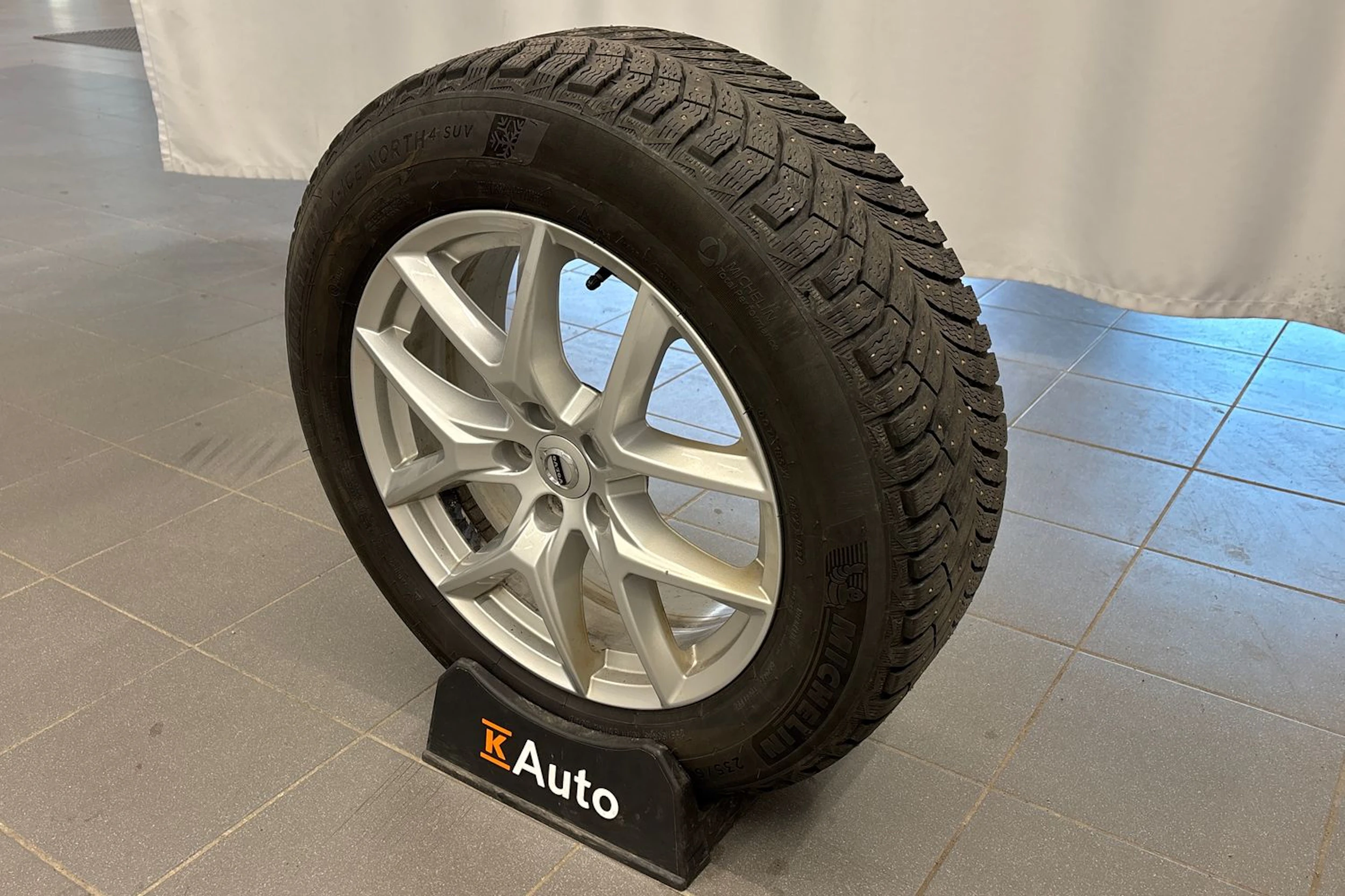 valkoinen Volvo XC60 2021 kuva 13.