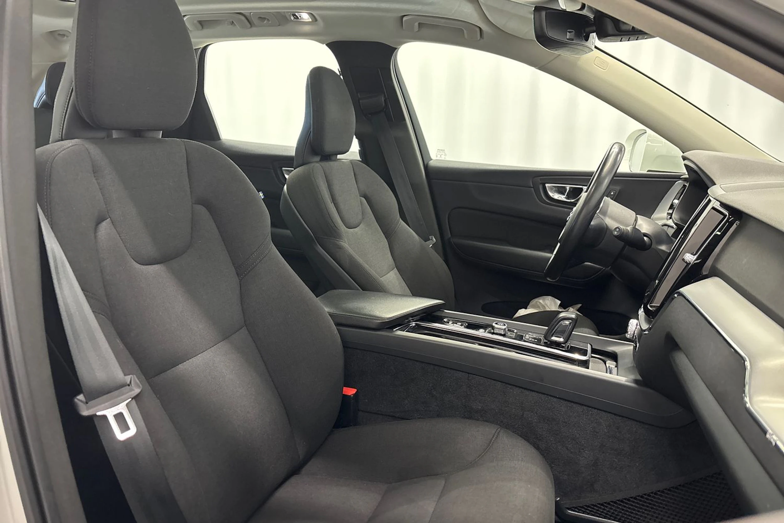 valkoinen Volvo XC60 2021 kuva 15.