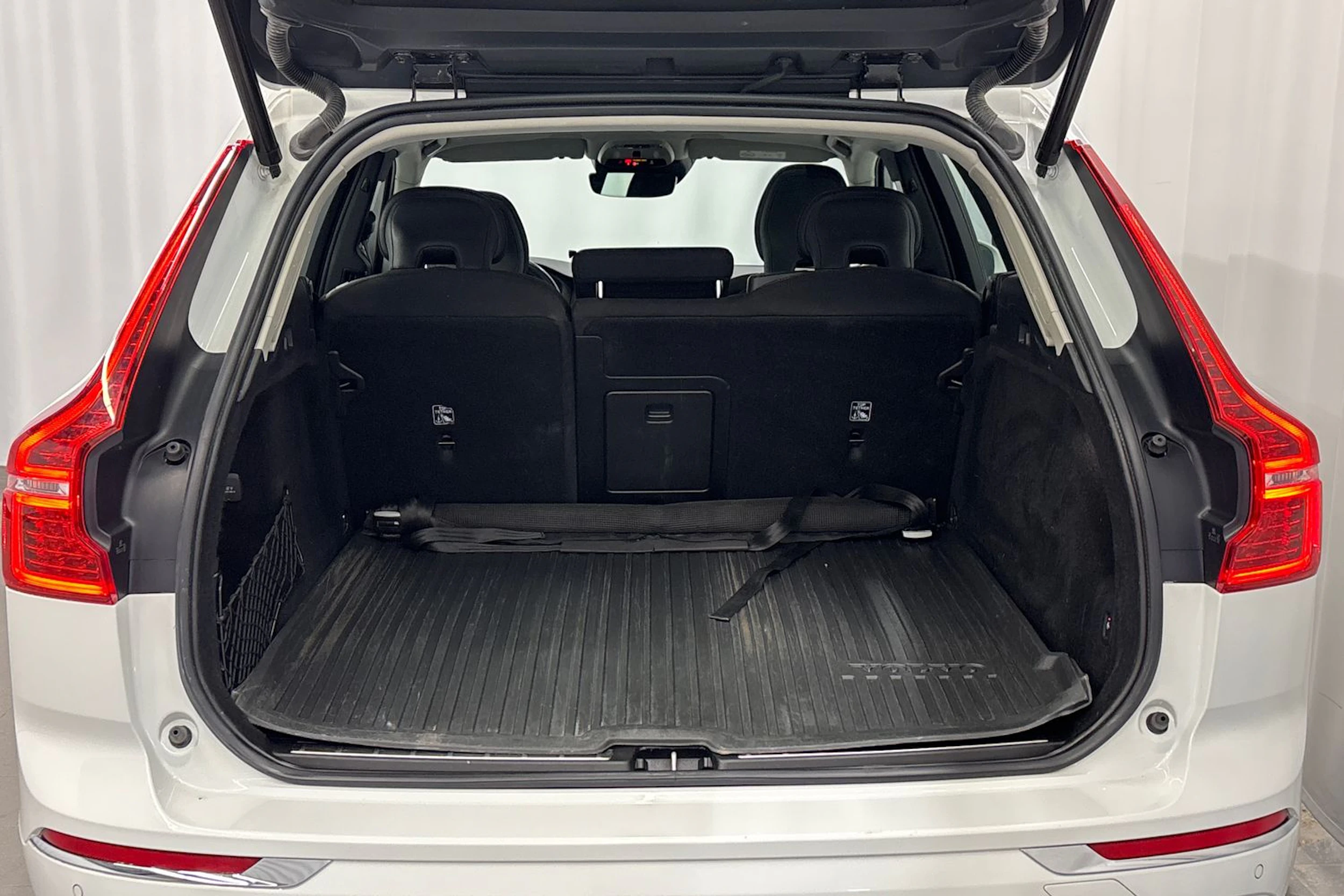 valkoinen Volvo XC60 2021 kuva 16.