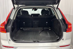 valkoinen Volvo XC60 2021 kuva 16.