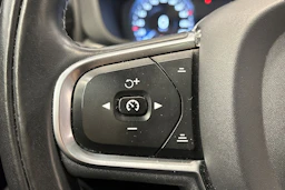 valkoinen Volvo XC60 2021 kuva 25.