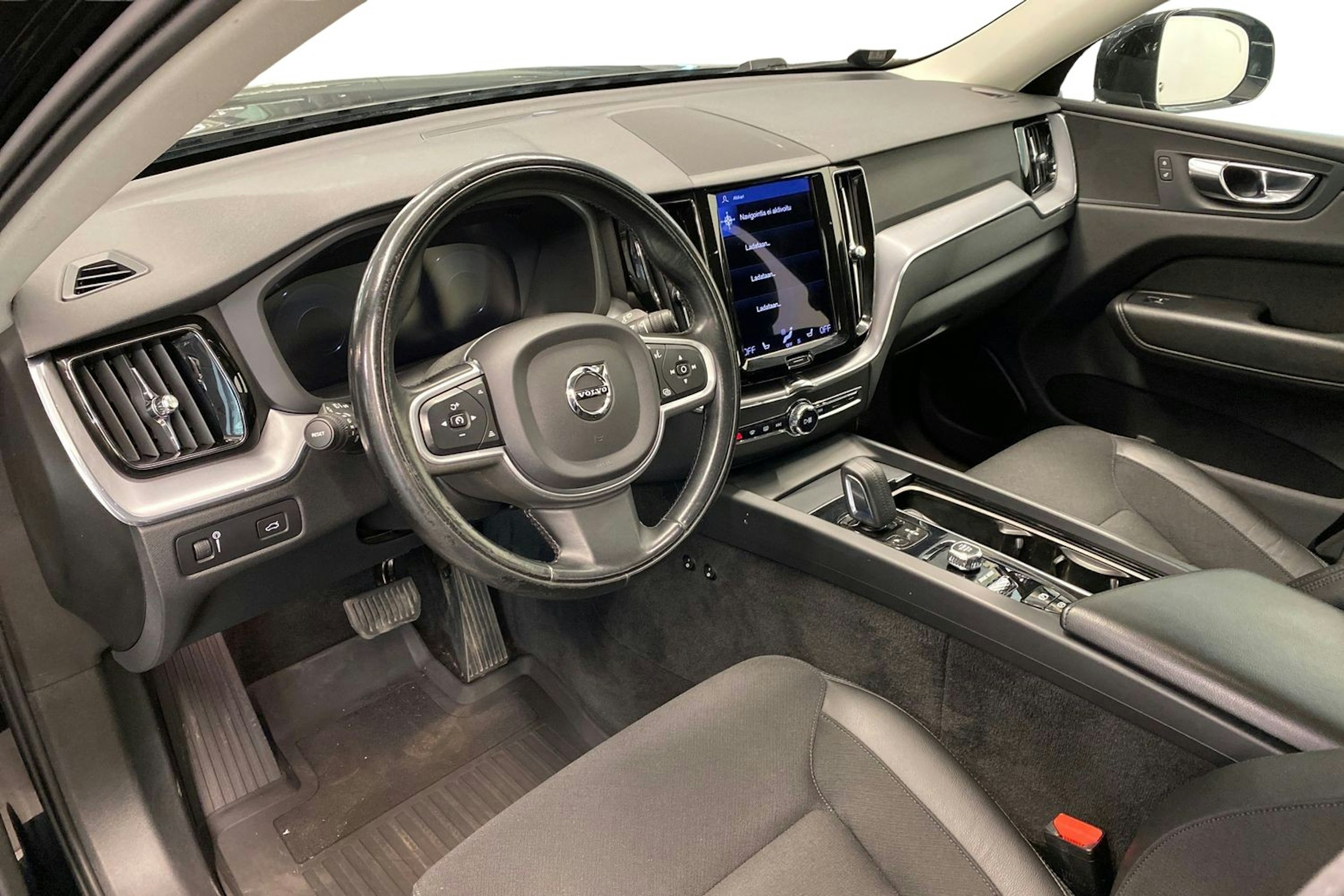 musta Volvo XC60 2021 kuva 7.